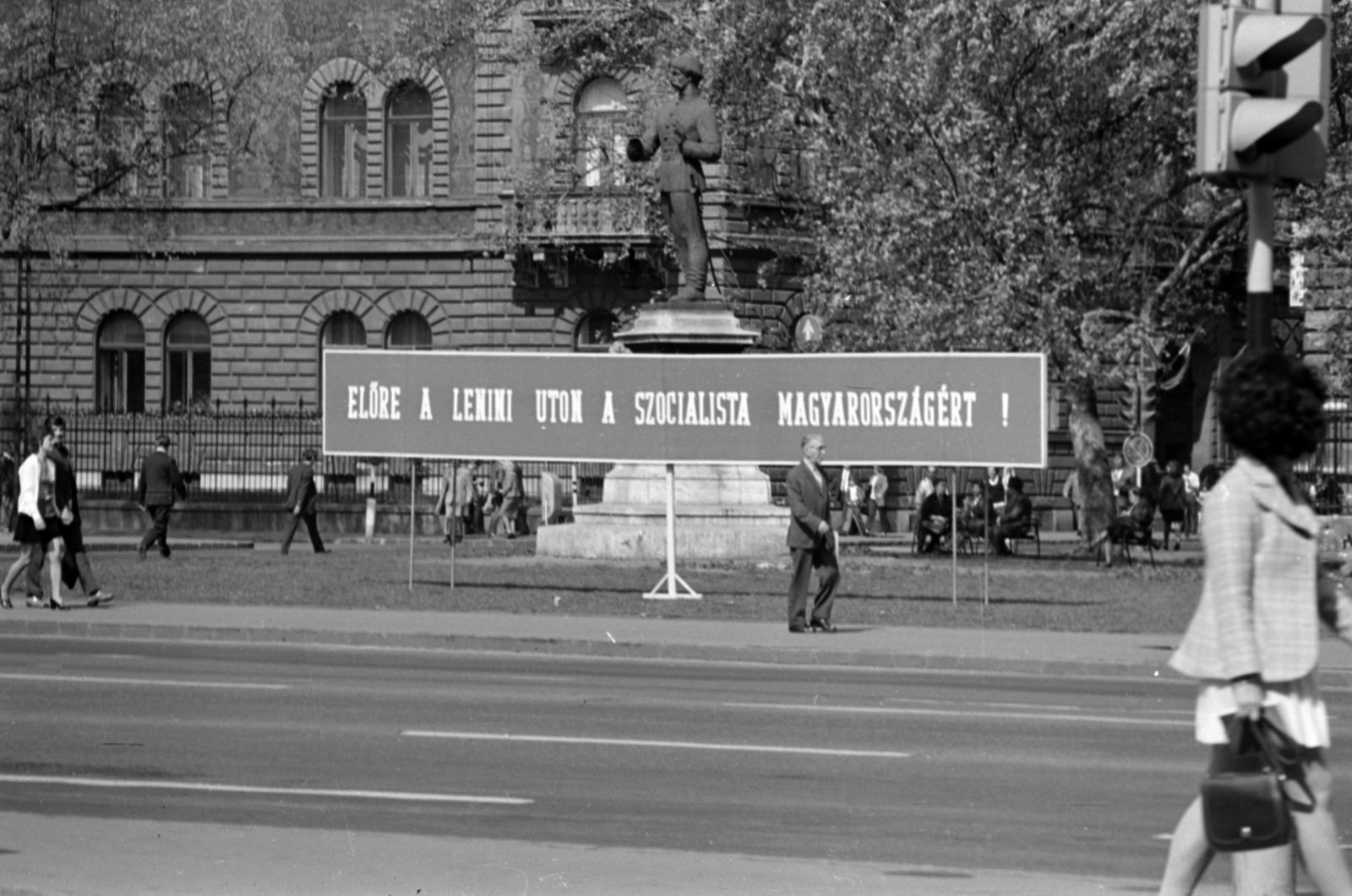 Magyarország, Budapest VI., az Andrássy út (Népköztársaság útja) a Kodály köröndnél, szemben Balassi Bálint szobra (Pátzay Pál, 1959.)., 1973, Péterffy István, Budapest, Fortepan #174525