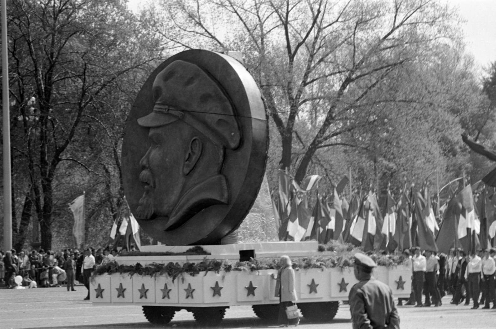 Magyarország, Budapest XIV., Ötvenhatosok tere (Felvonulási tér), május 1-i felvonulás., 1973, Péterffy István, Lenin-ábrázolás, Budapest, Fortepan #174532