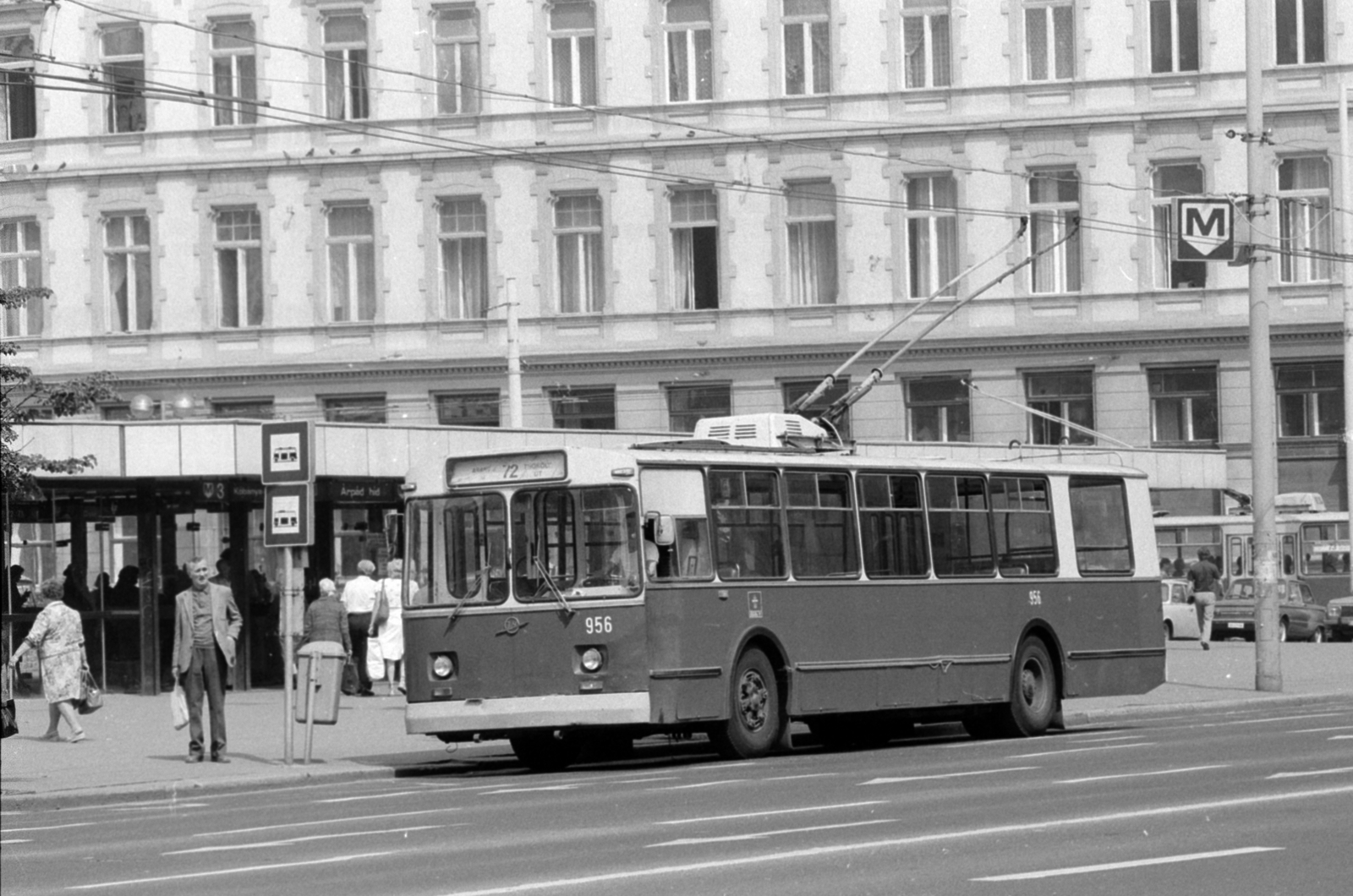 Hungary, Budapest V., Bajcsy-Zsilinszky út az ekkor névtelen, ma Podmaniczky Frigyes térnél. Háttérben az Arany János utcai metróállomás lejárója., 1981, Péterffy István, Budapest, Fortepan #174548