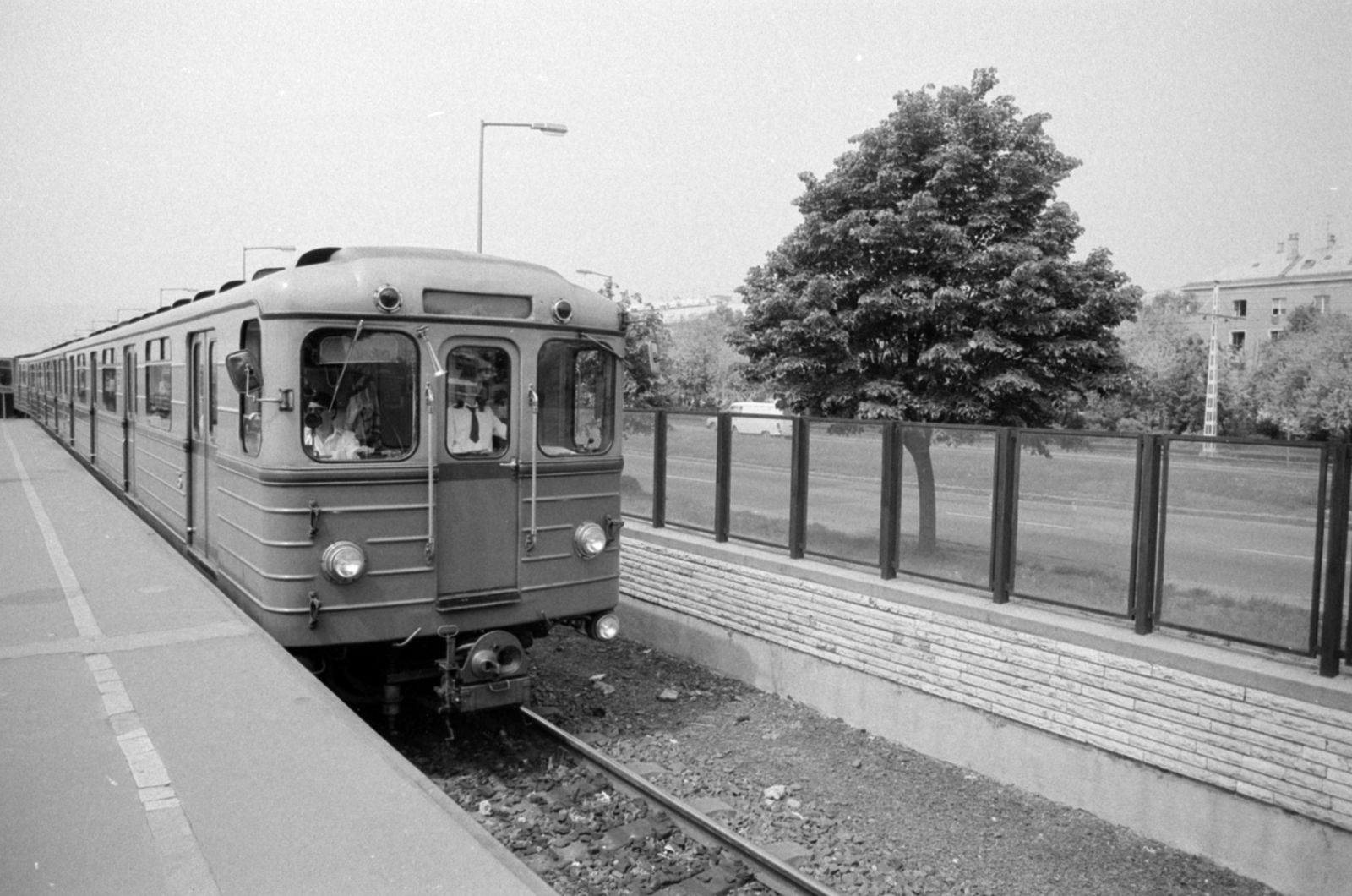 Hungary, Budapest X., Örs vezér tere / Fehér út metróvégállomás, jobbra a Kerepesi út., 1981, Péterffy István, Budapest, Fortepan #174550