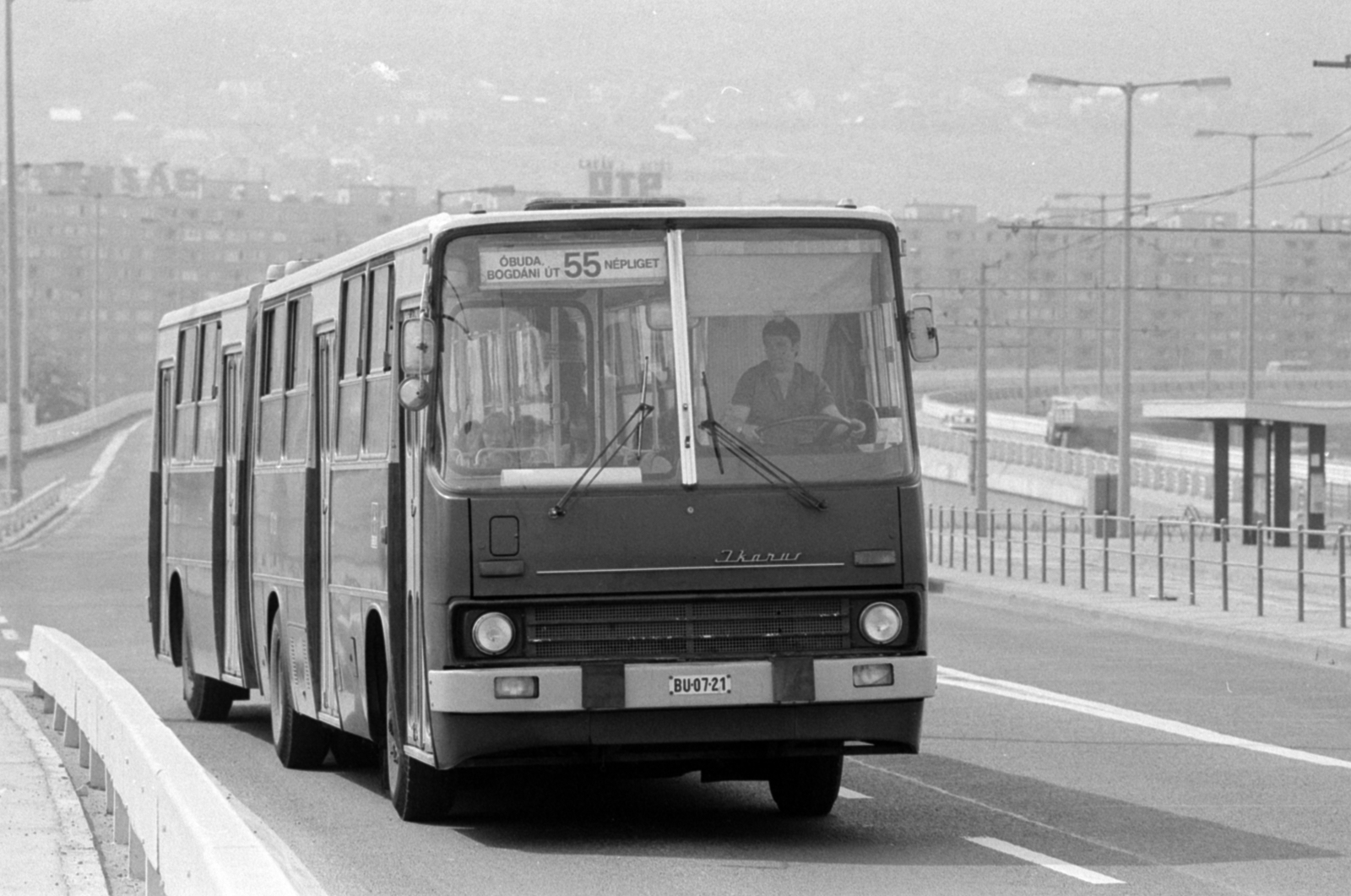 Hungary, Óbuda, Budapest III., Árpád híd budai hídfő, jobbra a háttérben a Szőlő utcai sávház (Faluház) látszik., 1985, Péterffy István, bus, Budapest, Ikarus-brand, Fortepan #174562