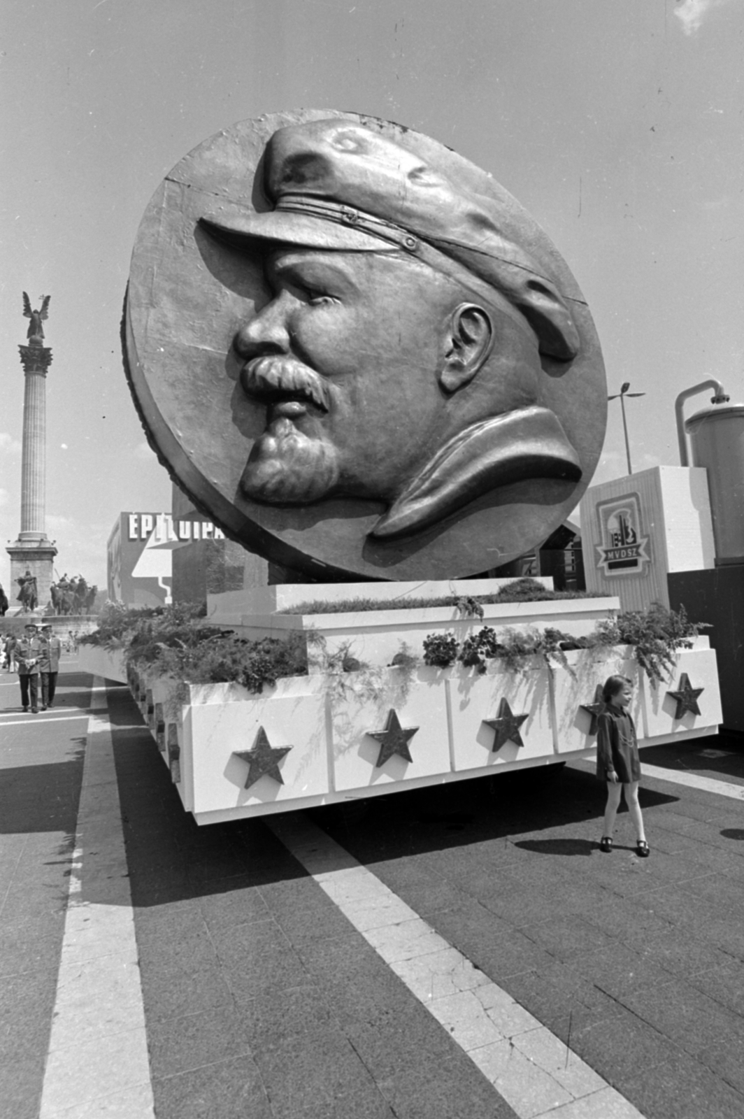Hungary, Budapest XIV., Hősök tere, balra a Millenniumi emlékmű. Május 1-i felvonulás dekorációi., 1971, Péterffy István, Lenin-portrayal, Budapest, ad truck, Fortepan #174564