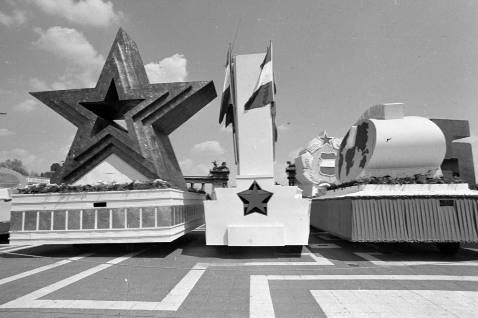 Hungary, Budapest XIV., Hősök tere. Május 1-i felvonulás dekorációi., 1971, Péterffy István, Budapest, ad truck, Fortepan #174565