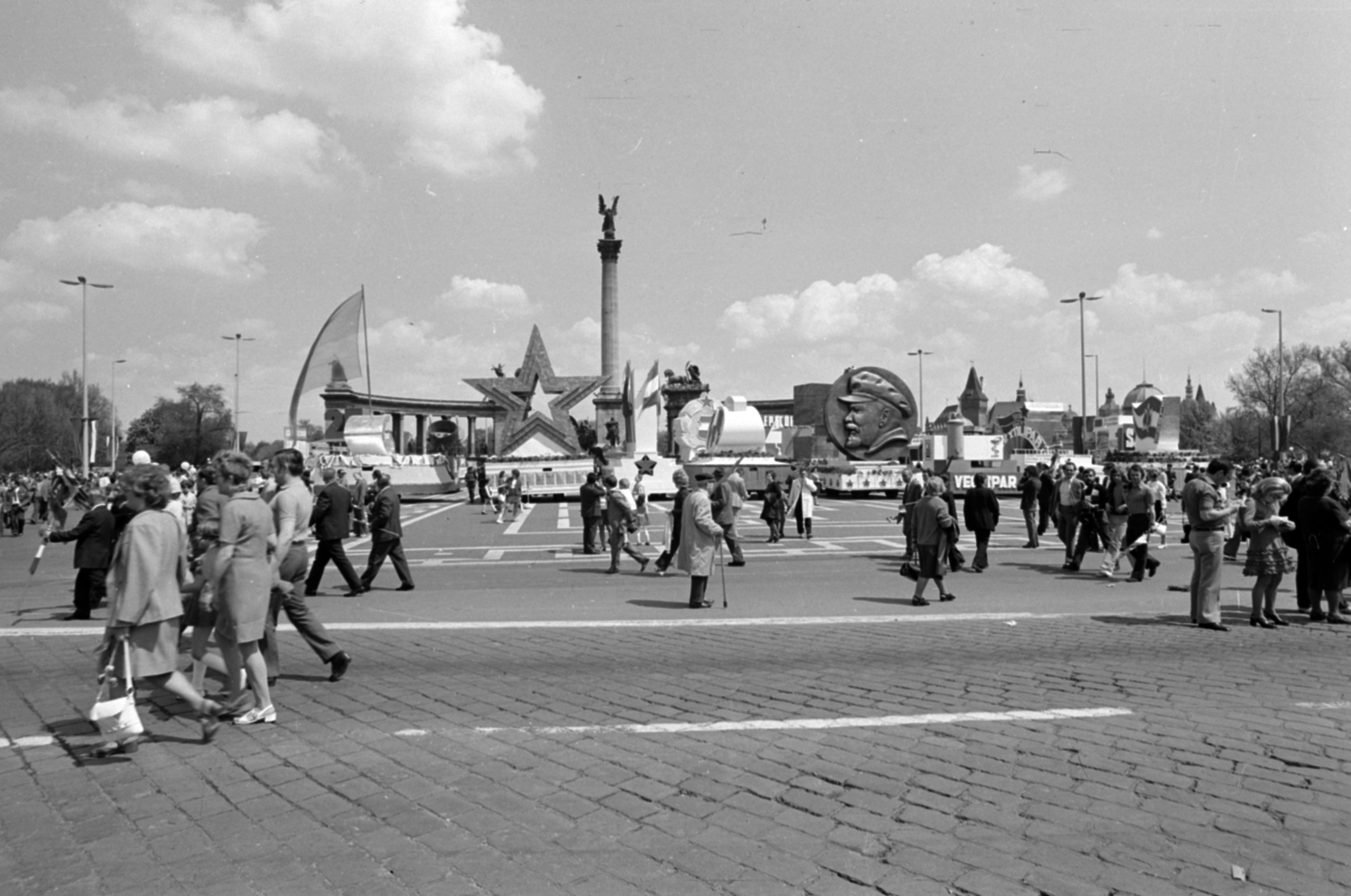 Magyarország, Budapest XIV., Hősök tere, háttérben a Millenniumi emlékmű és a Vajdahunyad vára. Május 1-i felvonulás dekorációi., 1971, Péterffy István, Budapest, pódiumautó, Fortepan #174566