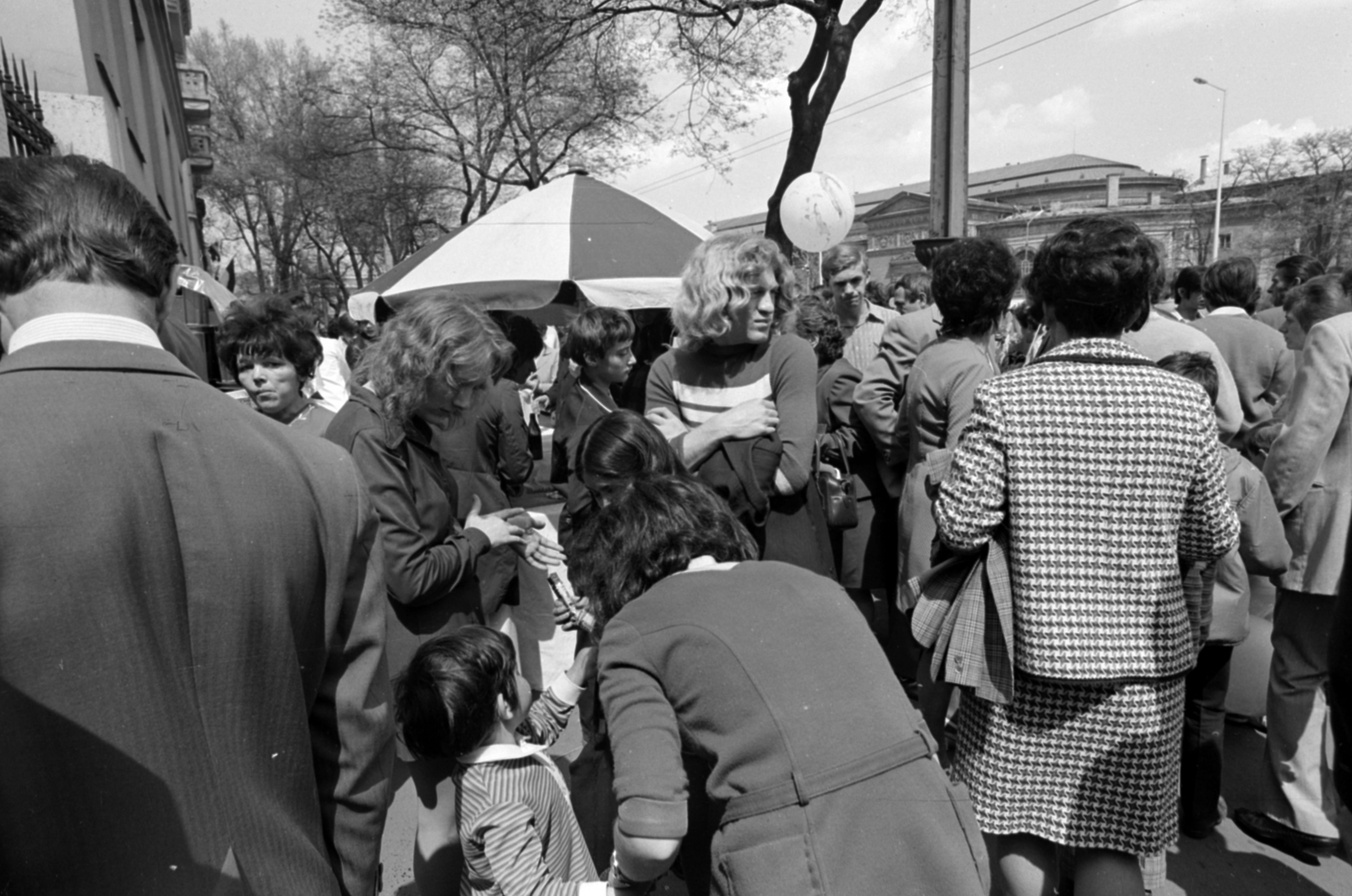 Magyarország, Budapest VI.,Budapest XIV., Dózsa György út, háttérben a Műcsarnok. Május 1-i felvonulás résztvevői., 1971, Péterffy István, Budapest, Fortepan #174568