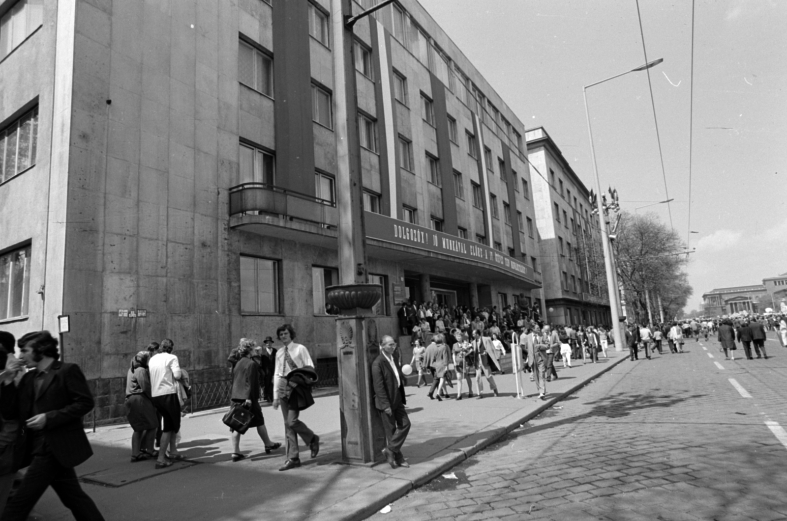 Hungary, Budapest VI.,Budapest XIV., balra a Dózsa György út 84., a SZOT székház, jobbra a távolban a Szépművészeti Múzeum. Május 1-i felvonulás résztvevői., 1971, Péterffy István, Budapest, Fortepan #174569