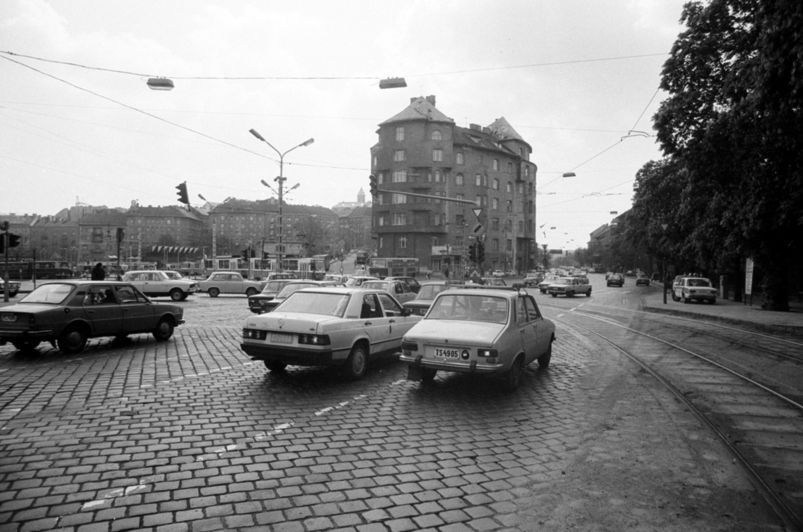 Hungary, Budapest II., Széll Kálmán (Moszkva) tér a Szilágyi Erzsébet fasor felől nézve. Szemben balra a Várfok utca épületei, jobbra a Krisztina körút., 1986, Péterffy István, number plate, Budapest, Fortepan #174583