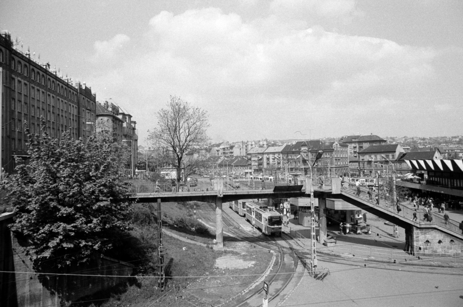 Magyarország, Budapest XII.,Budapest I.,Budapest II., Széll Kálmán (Moszkva) tér a Várfok utca és a Vérmező út találkozásától nézve, balra a Postapalota., 1986, Péterffy István, Budapest, Fortepan #174584