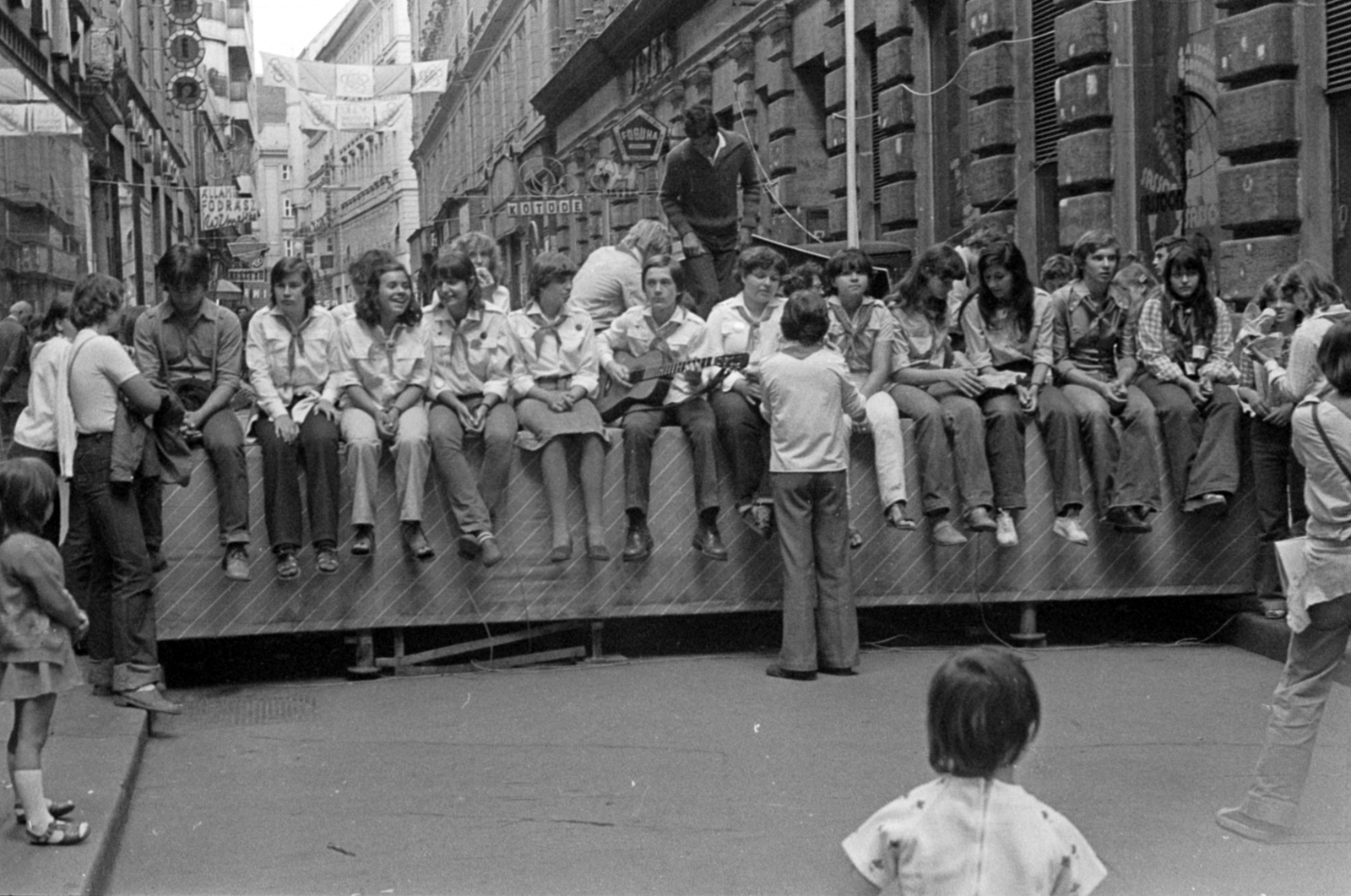Magyarország, Budapest V., Párizsi (Párisi) utca a Váci utca felől nézve, a VIT-utca rendezvénysorozat egyik helyszíne., 1978, Péterffy István, Budapest, fiatalság, ül, gitár, Fortepan #174591