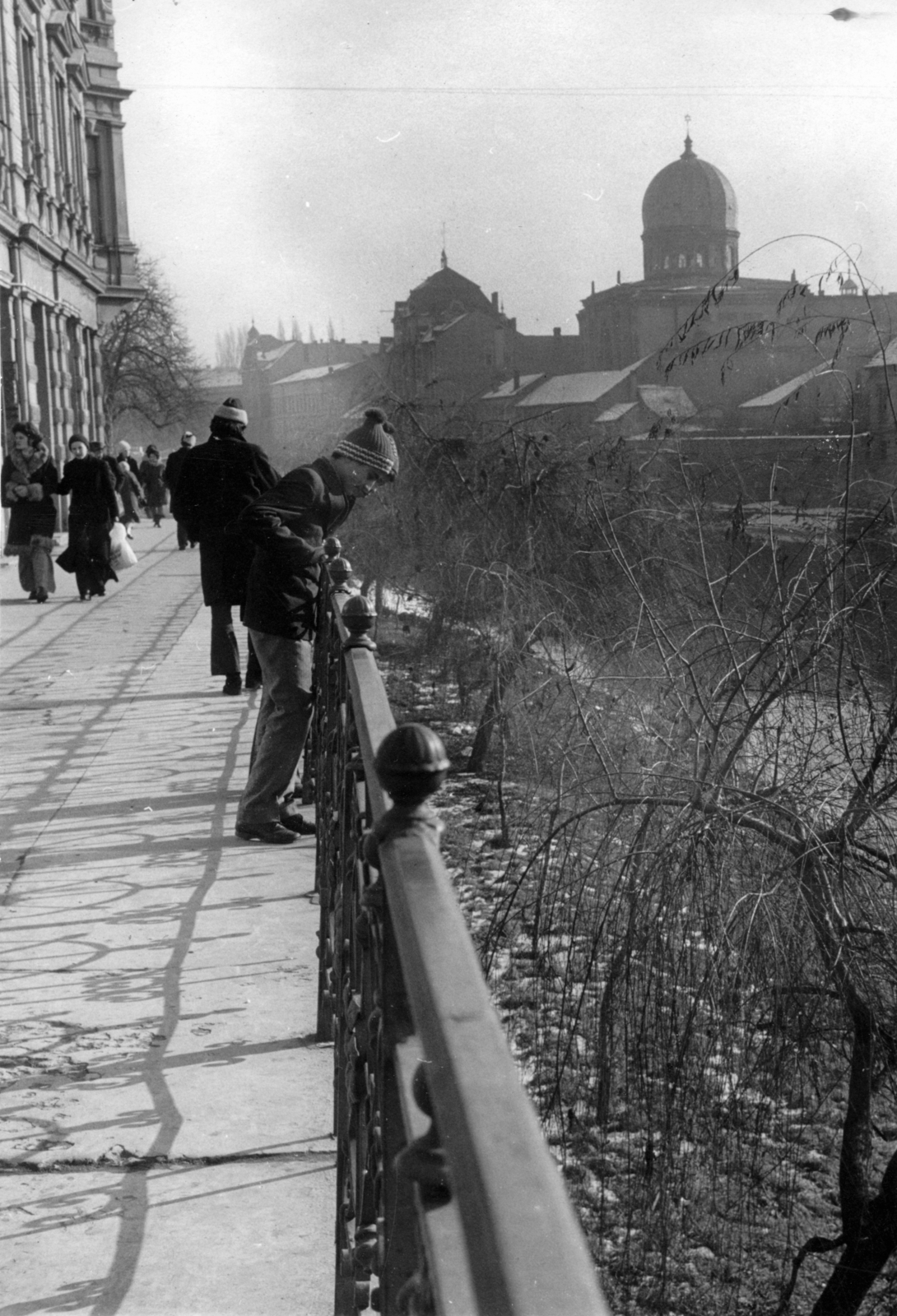 Romania,Transylvania, Oradea, Ezredévi emléktér (Strada Libertății), a Sebes-Körös túlpartján a neológ zsinagóga kupolája látható., 1976, Sütő András örökösei, Új Élet szerkesztőség, Fortepan #174616