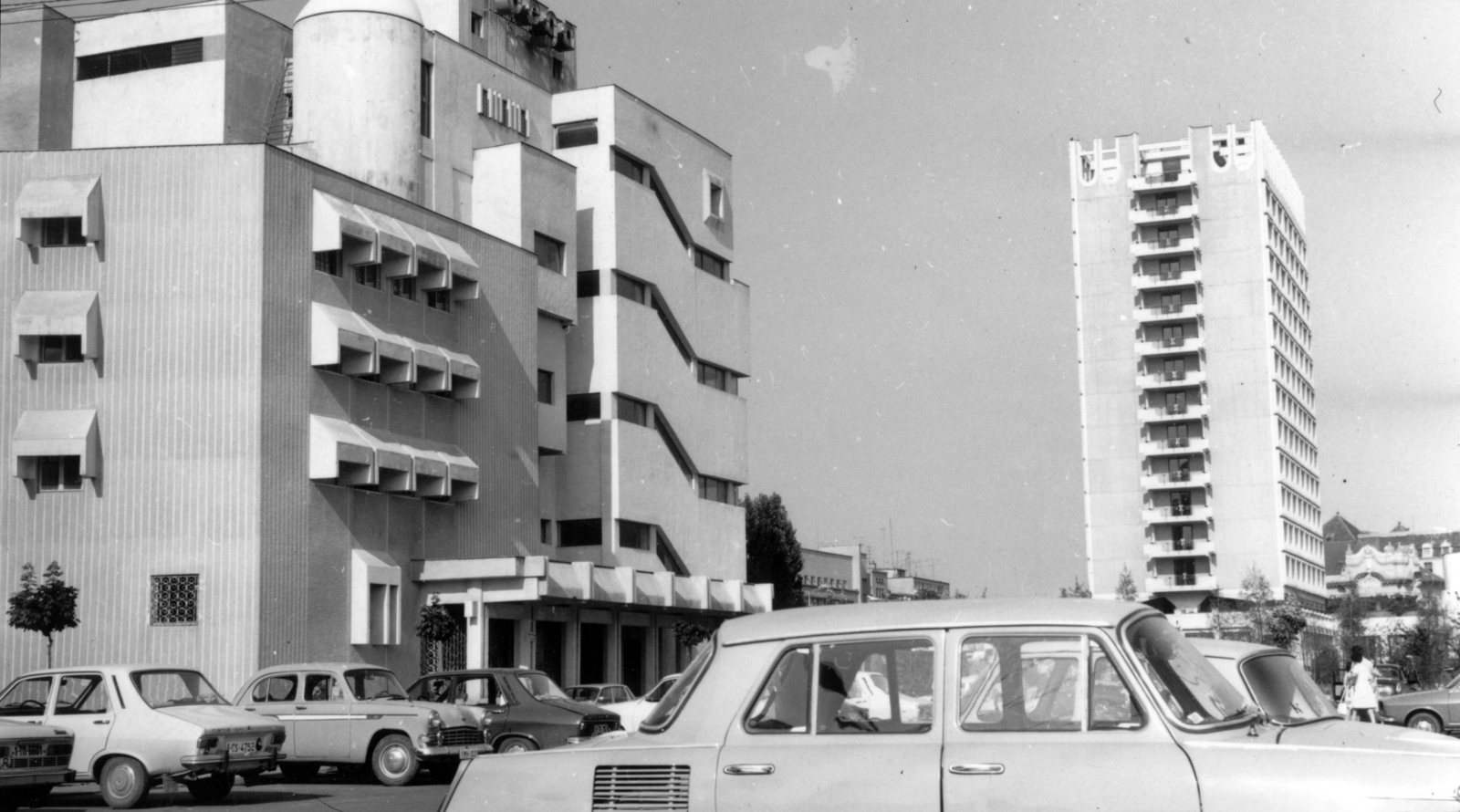 Romania,Transylvania, Timisoara, Régi vár utca (strada Carol Telbisz) felől a Balázs tér (Bulevardul Ion C. Brătianu) felé nézve, balra a mai Bega Shopping Center, háttérben a Hotel Continental., 1981, Sütő András örökösei, Új Élet szerkesztőség, Fortepan #174617