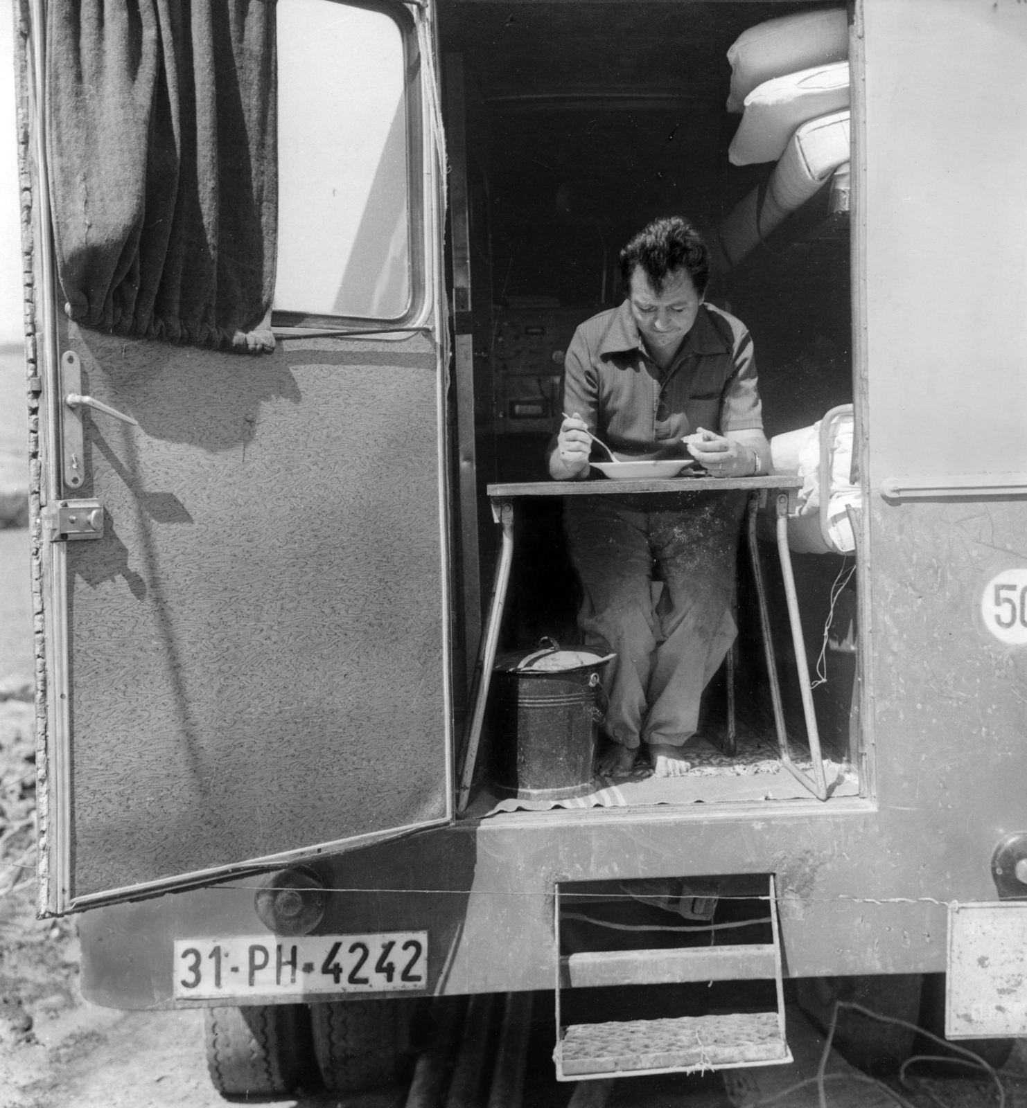 Romania,Transylvania, mozgó laboratórium Marosvásárhely környékén, a földgázmezők feltárása idején., 1975, Sütő András örökösei, Új Élet szerkesztőség, bucket, camping furniture, barefoot, caravan, number plate, meal, Fortepan #174623