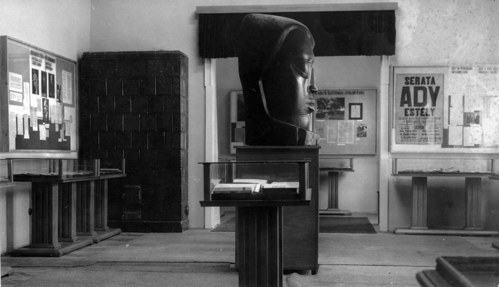 Romania,Transylvania, Oradea, Széchenyi tér (Parcul Traian), Ady Endre Emlékmúzeum, előtérben Szervátiusz Tibor Ady szobra., 1972, Sütő András örökösei, Új Élet szerkesztőség, sculpture, exhibition, Endre Ady-portrayal, tile stove, Fortepan #174624