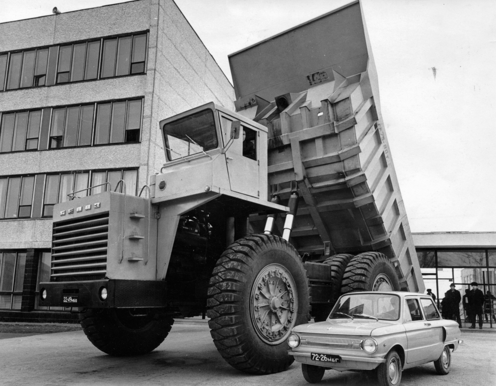 Belarus, Zhodino, Belarusz Autógyár (BelAZ, Belorusszkij avtomobilnij zavod)., 1969, Sütő András örökösei, Új Élet szerkesztőség, Zaporozhetz-brand, tipper, BelAZ-brand, Fortepan #174626