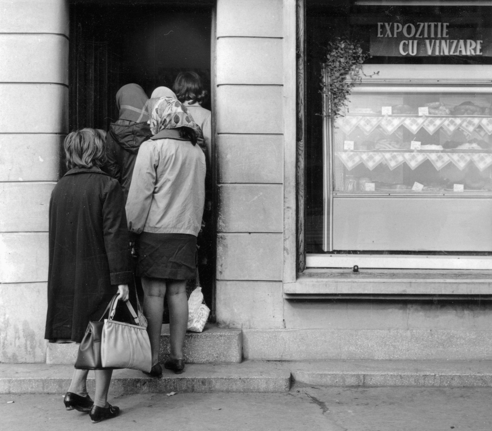 Romania,Transylvania, Târgu Mureș, Rózsák tere (Piata Trandafirilor), háziasszonyok boltja (Gospodina)., 1969, Sütő András örökösei, Új Élet szerkesztőség, Fortepan #174628