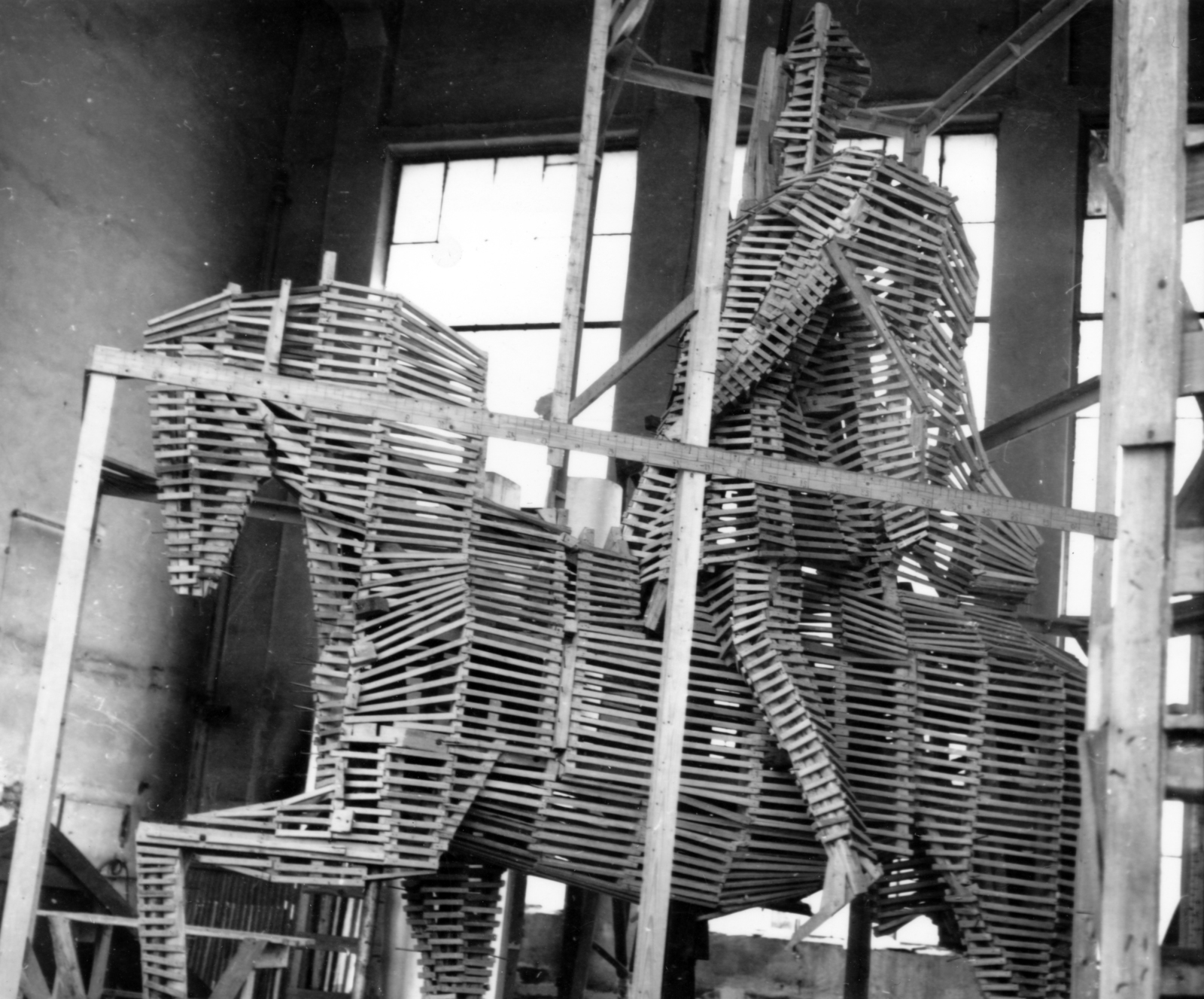 Romania, Marius Butunoiu román szobrászművész Mihai Viteazul-t ábrázoló lovasszobrának a gipsz- vagy agyagmintájának a váza. A szobor 1976-ban Kolozsváron, a Széchenyi téren (Piata Mihai Viteazul) lett felállítva., 1975, Sütő András örökösei, Új Élet szerkesztőség, studio, horse sculpture, Fortepan #174637