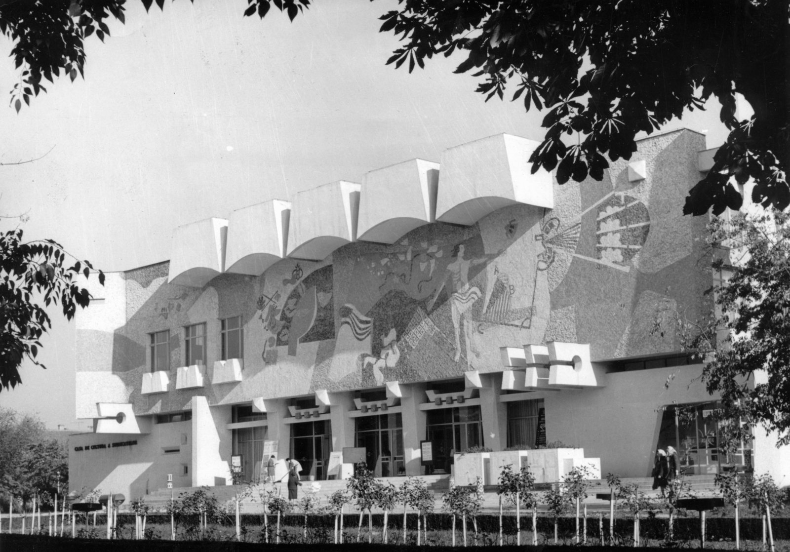 Romania,Transylvania, Oradea, Nagyvásártér (Piaţa 1 Decembrie), Szakszervezetek Művelődési Háza., 1975, Sütő András örökösei, Új Élet szerkesztőség, fresco, Fortepan #174638