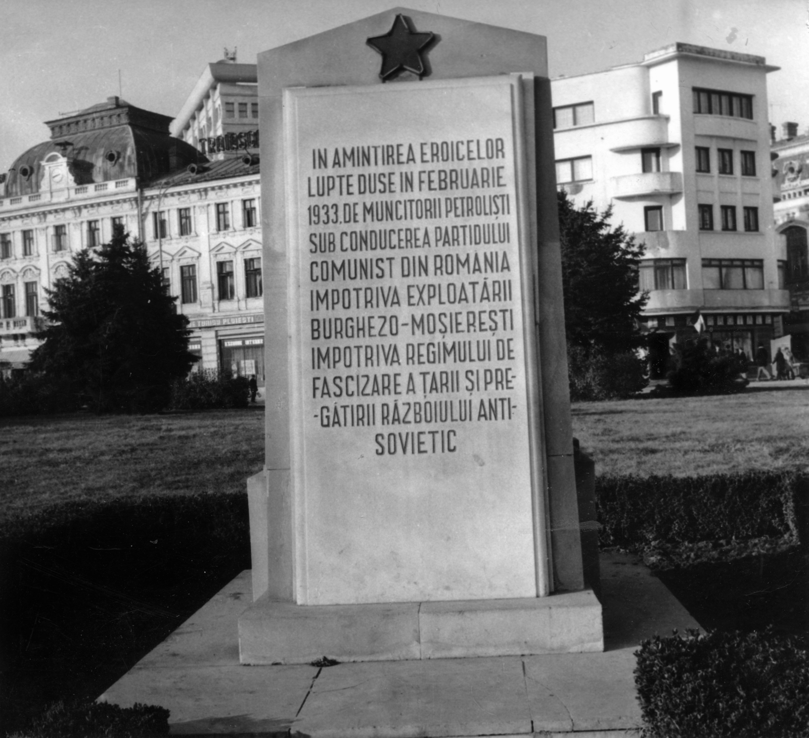 Romania, Ploiești, Piața Victoriei (Piata 16 Februarie), előtérben az 1933-as olajmunkás sztrájk emlékműve. A háttérben lévő épületeket az 1977-es földrengés után lebontották., 1975, Sütő András örökösei, Új Élet szerkesztőség, Red Star, monument, Fortepan #174651