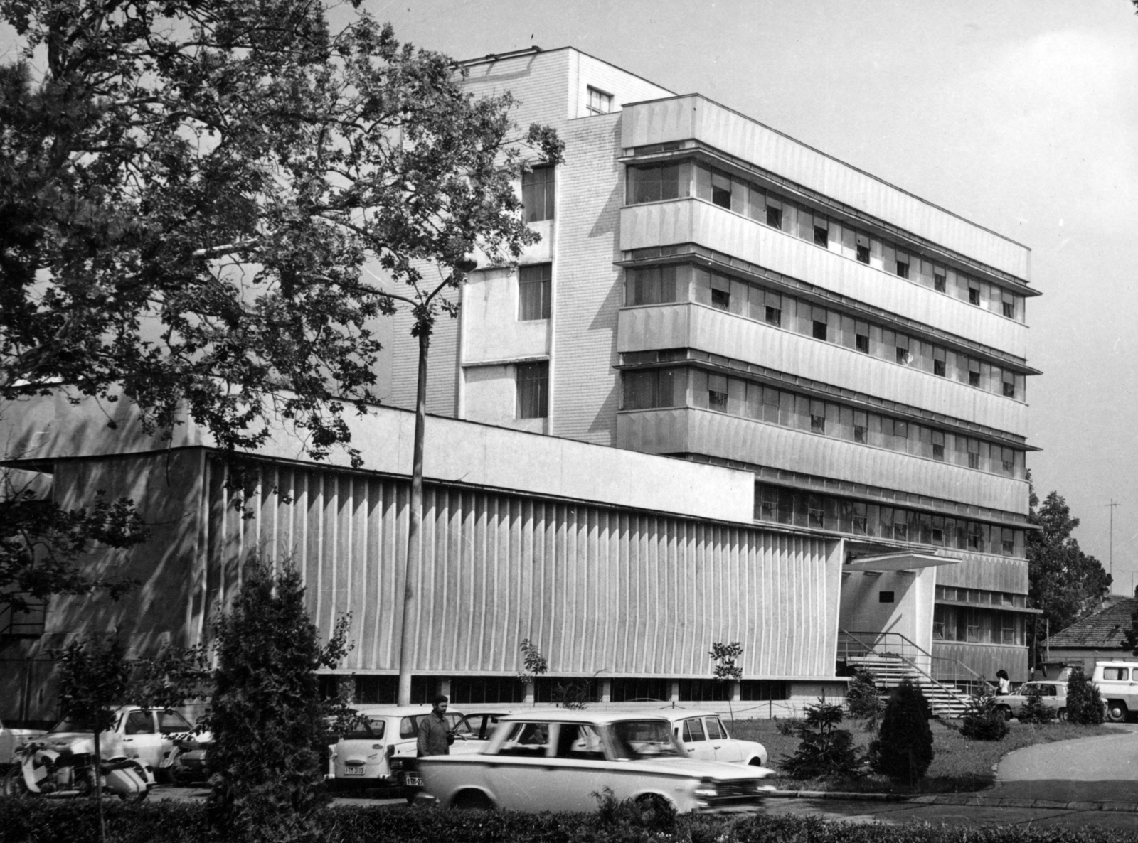 Romania,Transylvania, Timisoara, Strada Gheorghe Dima a Strada Gheorghe Lazăr felé nézve, Számítástechnikai és informatikai alkatrész és háttértároló gyár., 1977, Sütő András örökösei, Új Élet szerkesztőség, Fortepan #174656