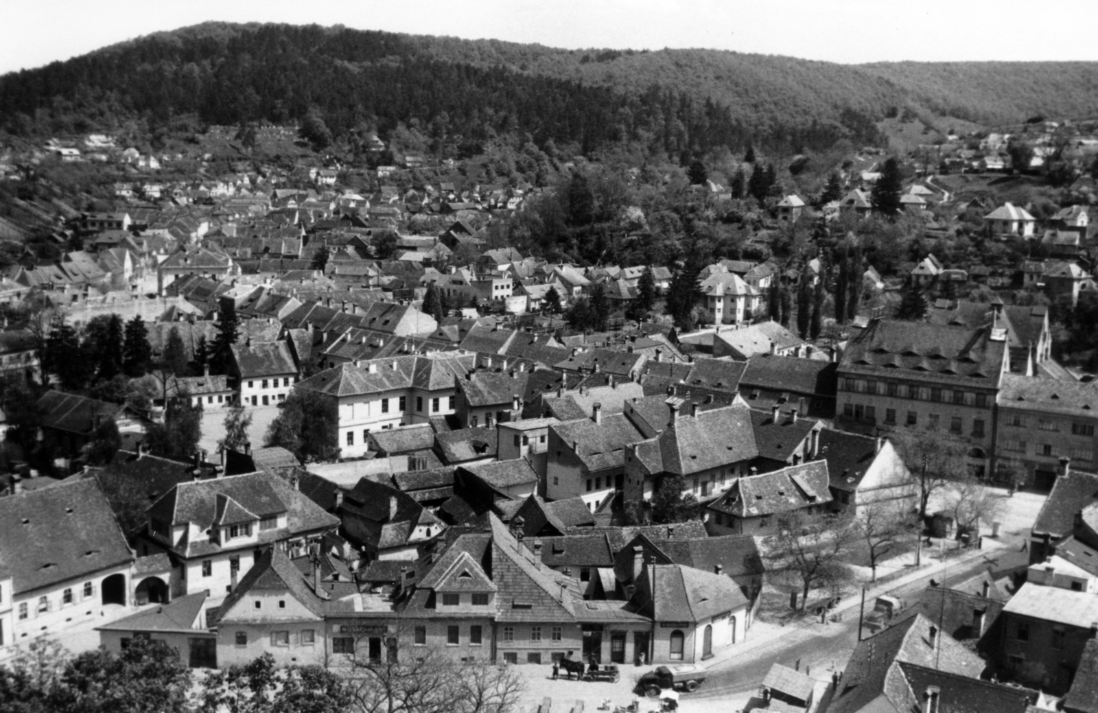 Románia,Erdély, Segesvár, kilátás a Várból, előtérben a mai Piața Octavian Goga, jobbra a magasabb épület előtt a Bajor utca (Strada 1 Decembrie 1918)., 1958, Sütő András örökösei, Új Élet szerkesztőség, látkép, háztető, Fortepan #174677