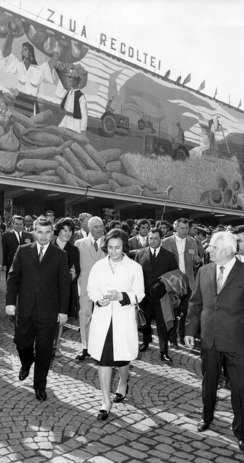 Romania, Bucharest, Nicolae Ceaușescu román pártvezető és felesége, Elena Ceaușescu távozik a betakarítás napja alkalmából rendezett kiállításról., 1969, Sütő András örökösei, Új Élet szerkesztőség, Fortepan #174693