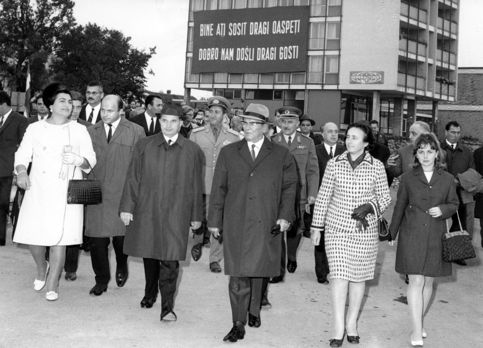 Szerbia, Kladovo, ulica Dunavska 5., Hotel Đerdap. Előtérben balról Jovanka Broz, Nicolae Ceaușescu, Josip Broz Tito, Elena Ceaușescu., 1969, Sütő András örökösei, Új Élet szerkesztőség, Fortepan #174703