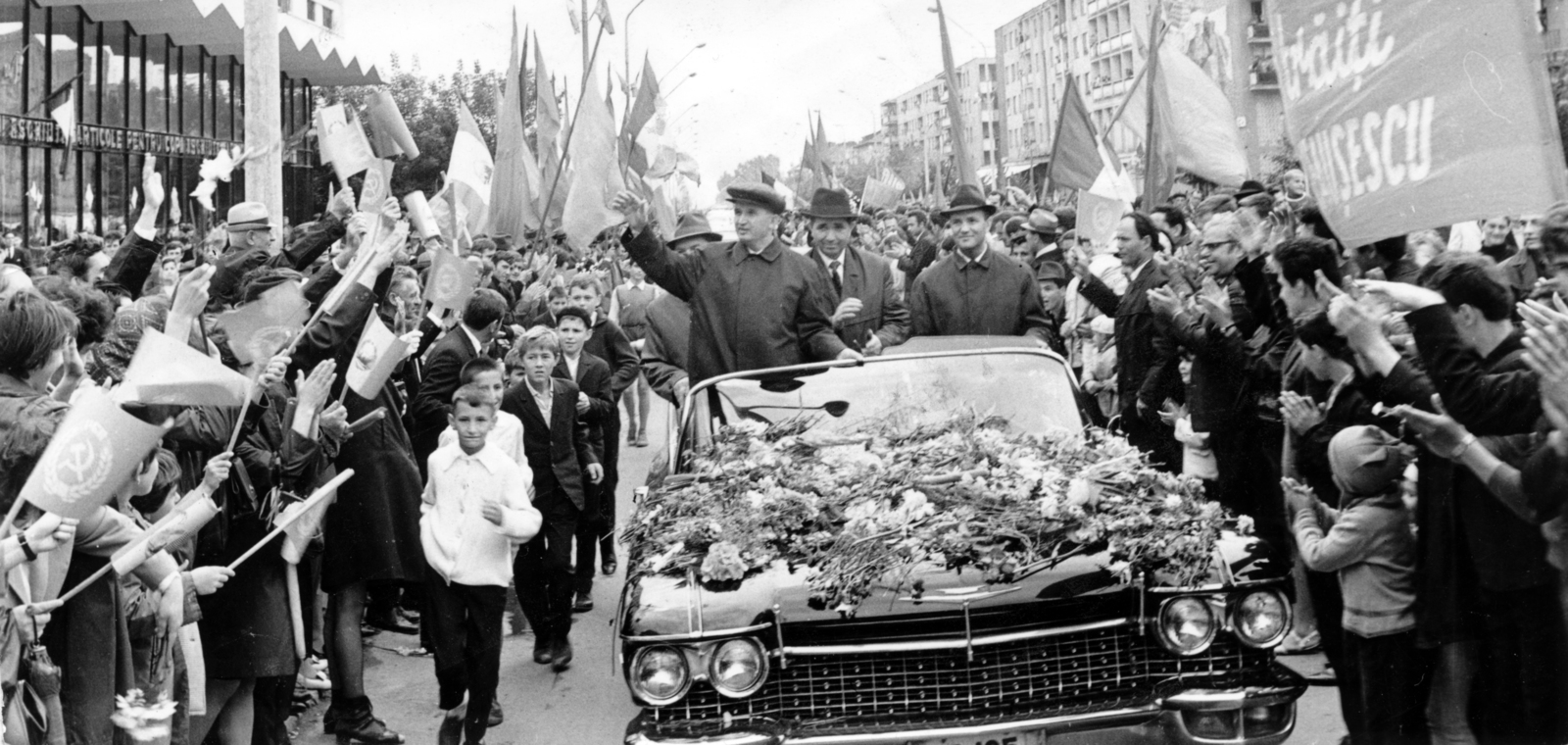 Romania,Transylvania, Baia Mare, Bulevardul București a Bulevardul Unirii felé nézve. Az autóban integet Nicolae Ceaușescu román pártvezető., 1969, Sütő András örökösei, Új Élet szerkesztőség, Fortepan #174707