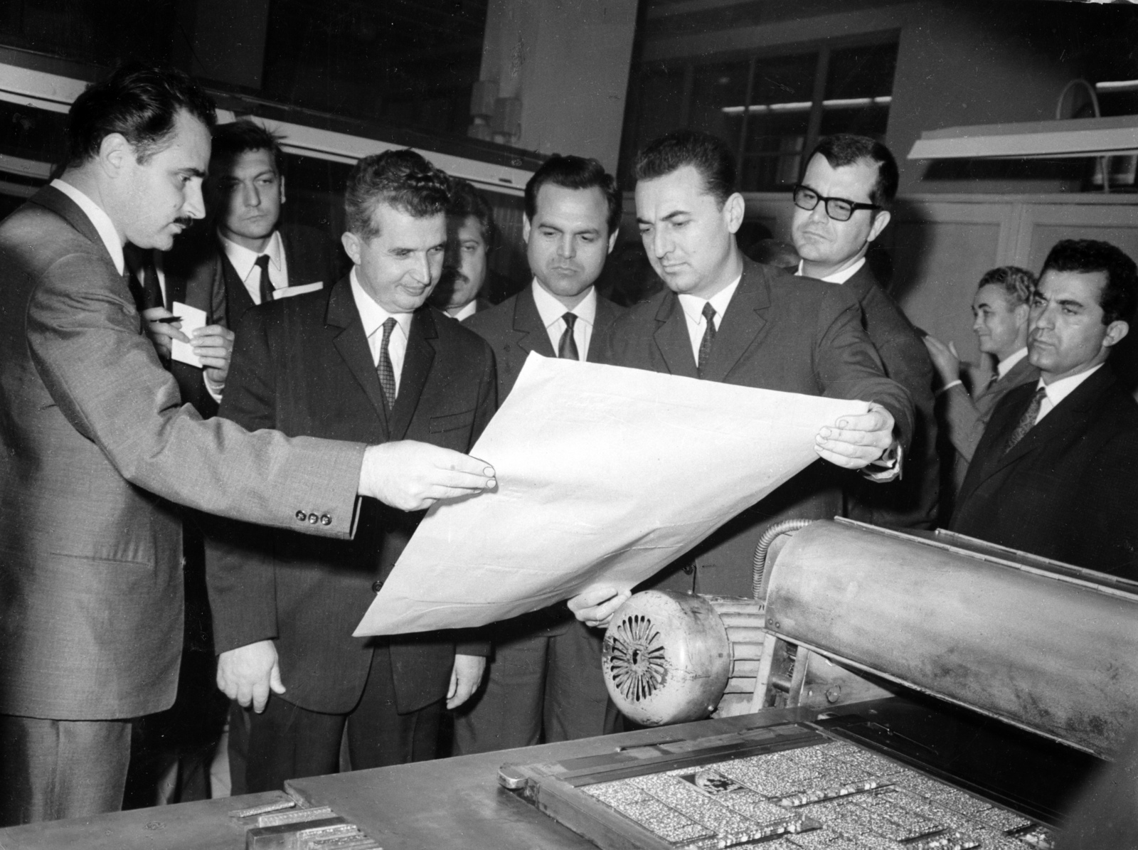 Romania, Bucharest, Piața Presei Libere, Nicolae Ceaușescu román pártvezető látogatása a Scinteia-székházban (később Szabad Sajtó Ház) a nyomdaipari vállalatnál., 1969, Sütő András örökösei, Új Élet szerkesztőség, Nicolae Porumbescu-design, Fortepan #174708