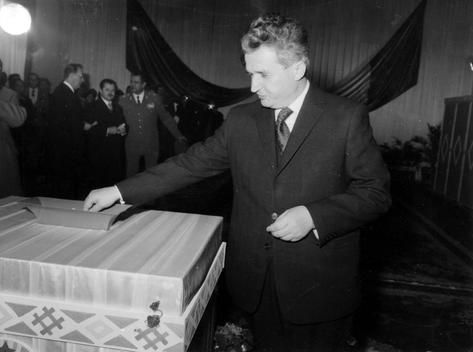 Romania, Bucharest, előtérben Nicolae Ceaușescu román pártvezető, a háttérben balról szemüveggel Manea Manescu román miniszterelnök, jobbra mellette Fazekas János erdélyi magyar politikus. A felvétel az Augusztus 23-a választókerületben készült, az 1975 március 9-i nemzetgyűlési választások alkalmával., 1975, Sütő András örökösei, Új Élet szerkesztőség, Fortepan #174709
