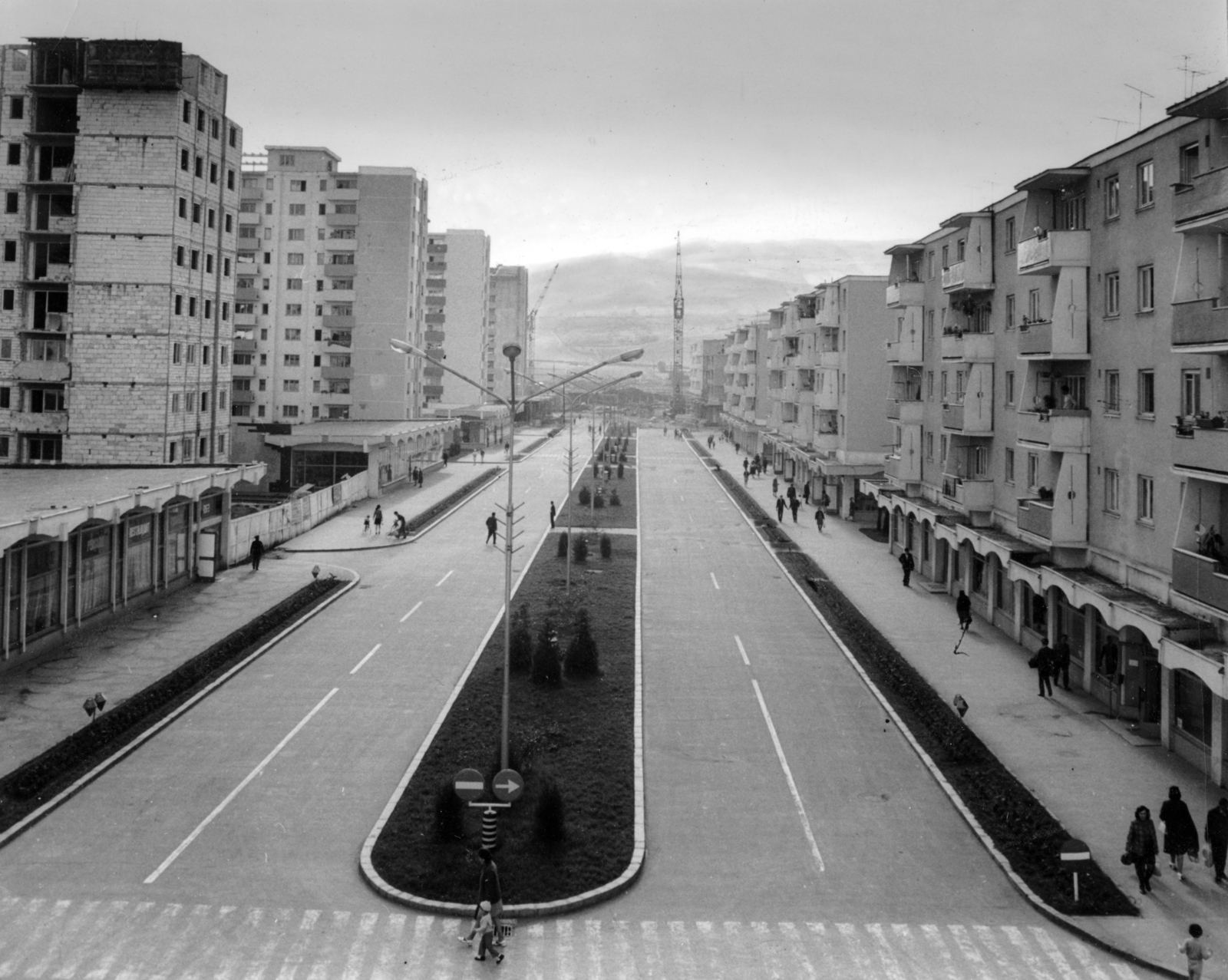 Romania,Transylvania, Alba Iulia, Bulevardul Transilvania., 1977, Sütő András örökösei, Új Élet szerkesztőség, tenement house, building, avenue, Fortepan #174713