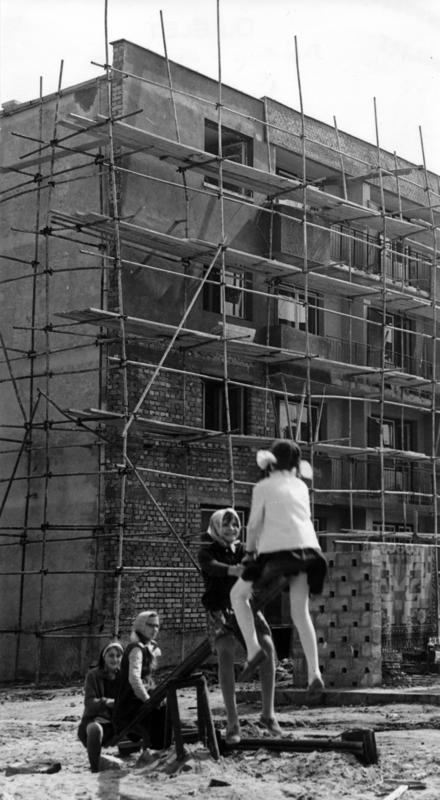 Romania,Transylvania, Zalău, építkezés az új városnegyedben., 1968, Sütő András örökösei, Új Élet szerkesztőség, seesaw, kids, scaffolding, Fortepan #174730