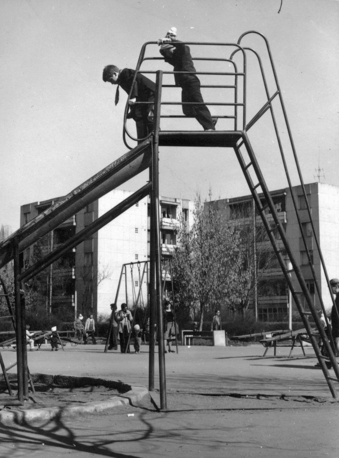 Romania,Transylvania, Târgu Mureș, Super Park, játszótér. Háttérben a Bazsalikom utca (Strada Busuiocului) 7., 1985, Sütő András örökösei, Új Élet szerkesztőség, Fortepan #174746