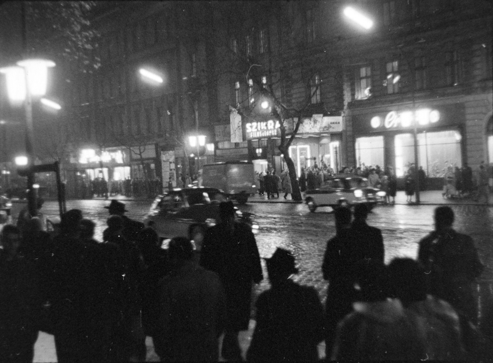Magyarország, Budapest VI., szemben a Teréz körút 62. (Lenin körút 120.), Szikra mozi., 1958, Szabó Gábor, Budapest, utcakép, este, Fortepan #174774