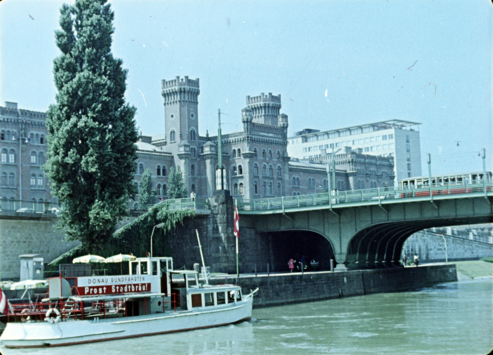 Ausztria, Bécs, Duna-csatorna, balra a Rossauer Kaserne (erdetileg: Kronprinz-Rudolph-Kaserne), jobbra az Augartenbrücke. Sétahajó a VII. VIT (Világifjúsági Találkozó) idején. Filmkocka a Bécsben találkoztunk című kisfilmből, rendező Kolonics Ilona, operatőrök Szabó Árpád és Fifilina József., 1959, Szabó Gábor, színes, Fortepan #174780