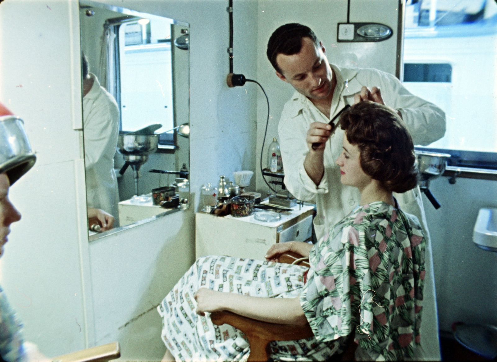 Austria, Vienna, fodrászat a VII. VIT (Világifjúsági Találkozó) idején, a magyar küldöttséget szállító Deák Ferencz, vagy a Felszabadulás lapátkerekes gőzhajó fedélzetén. Filmkocka a Bécsben találkoztunk című kisfilmből, rendező Kolonics Ilona, operatőrök Szabó Árpád és Fifilina József., 1959, Szabó Gábor, colorful, Fortepan #174781