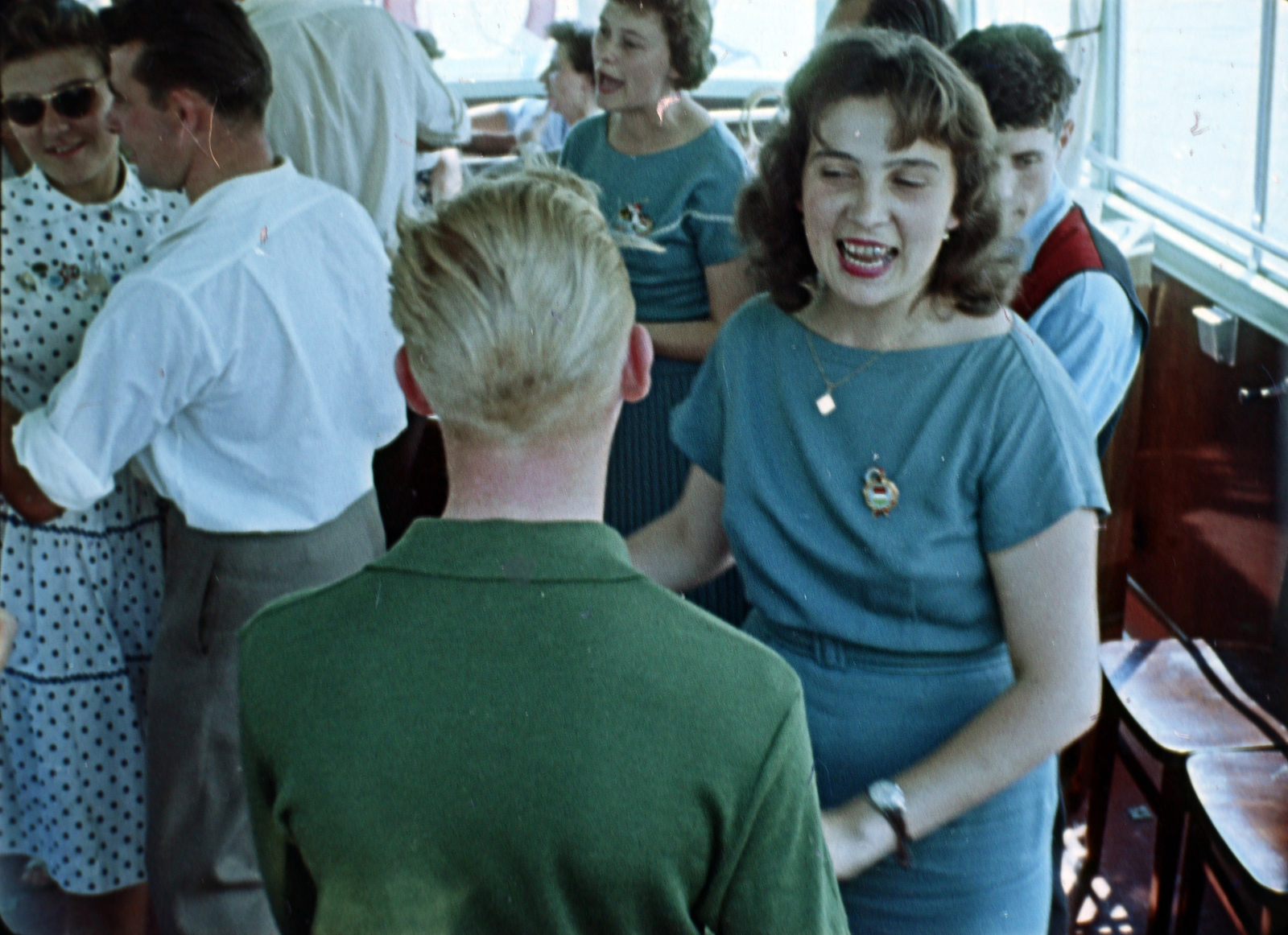 Austria, Vienna, a VII. VIT (Világifjúsági Találkozó) résztvevői hajókiránduláson. Filmkocka a Bécsben találkoztunk című kisfilmből, rendező Kolonics Ilona, operatőrök Szabó Árpád és Fifilina József., 1959, Szabó Gábor, colorful, Fortepan #174791