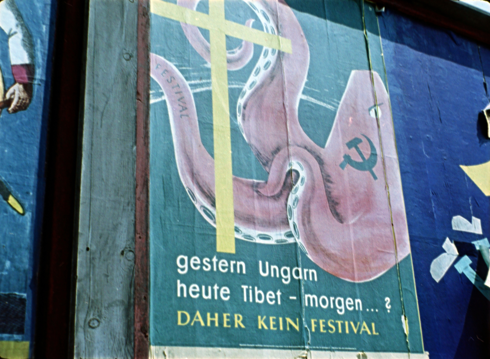 Austria, Vienna, plakátok a VII. VIT (Világifjúsági Találkozó) idején. Filmkocka a Bécsben találkoztunk című kisfilmből, rendező Kolonics Ilona, operatőrök Szabó Árpád és Fifilina József., 1959, Szabó Gábor, colorful, poster, revolution, Fortepan #174799