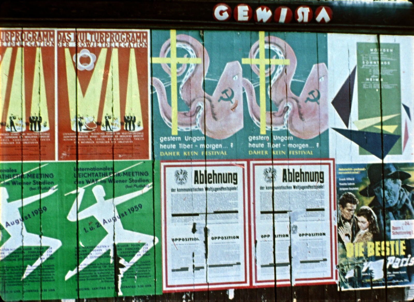 Austria, Vienna, plakátok a VII. VIT (Világifjúsági Találkozó) idején. Filmkocka a Bécsben találkoztunk című kisfilmből, rendező Kolonics Ilona, operatőrök Szabó Árpád és Fifilina József., 1959, Szabó Gábor, colorful, poster, Fortepan #174802