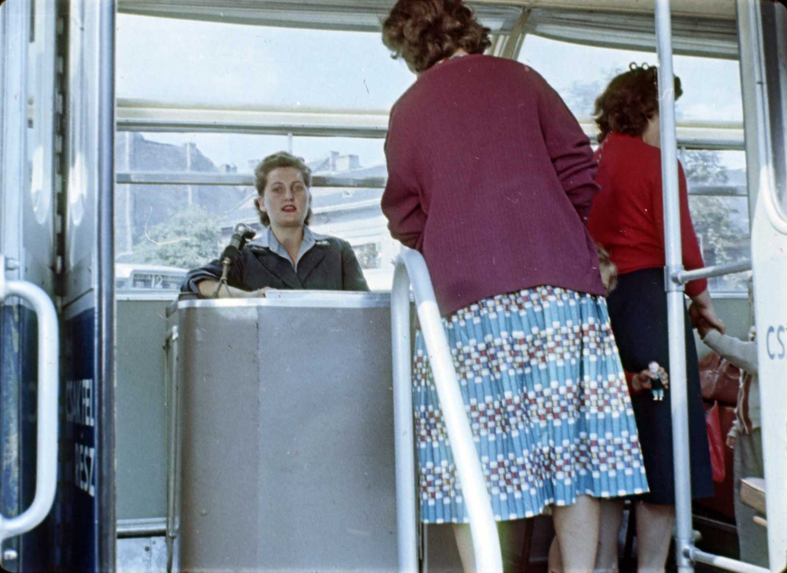 Magyarország, Budapest II., Széll Kálmán (Moszkva) tér, autóbusz a végállomáson. Filmkocka Az én városom című filmből, rendező Mönich László, operatőr Szabó Árpád., 1959, Szabó Gábor, színes, autóbusz, kalauz, Budapest, kihalt mesterség, Fortepan #174818