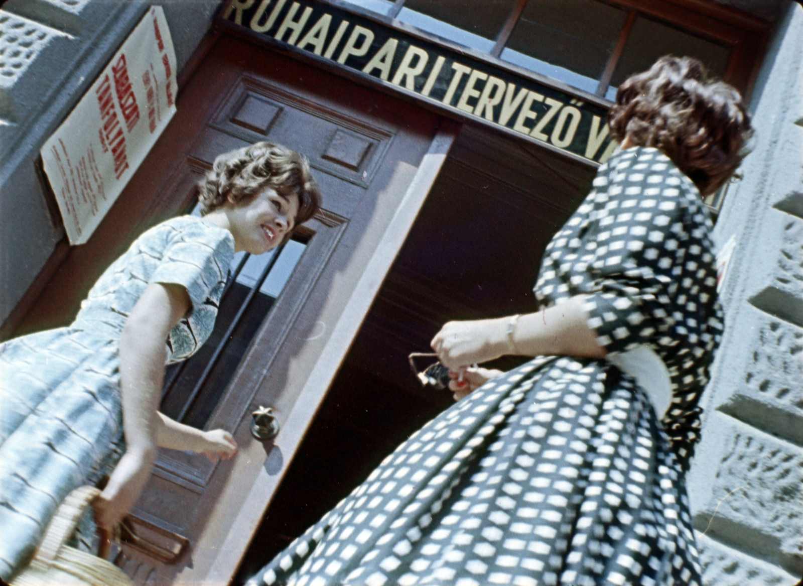 Hungary, Budapest VIII., a József körút 29. számú ház előtt a Ruhaipari Tervező Vállalat kollekciójának nyári modelljei. Filmkocka Az én városom című filmből, rendező Mönich László, operatőr Szabó Árpád., 1959, Szabó Gábor, colorful, Budapest, Fortepan #174819