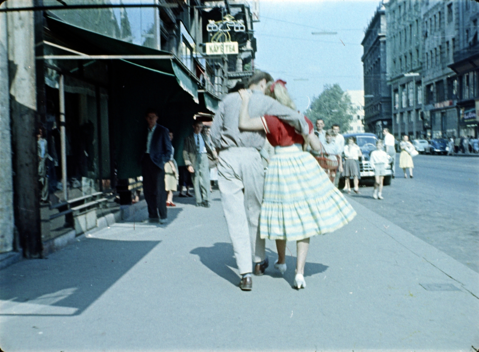 Hungary, Budapest V., Kossuth Lajos utca az Astoria kereszteződés felé nézve. Filmkocka Az én városom című filmből, rendező Mönich László, operatőr Szabó Árpád., 1959, Szabó Gábor, colorful, Budapest, Fortepan #174824