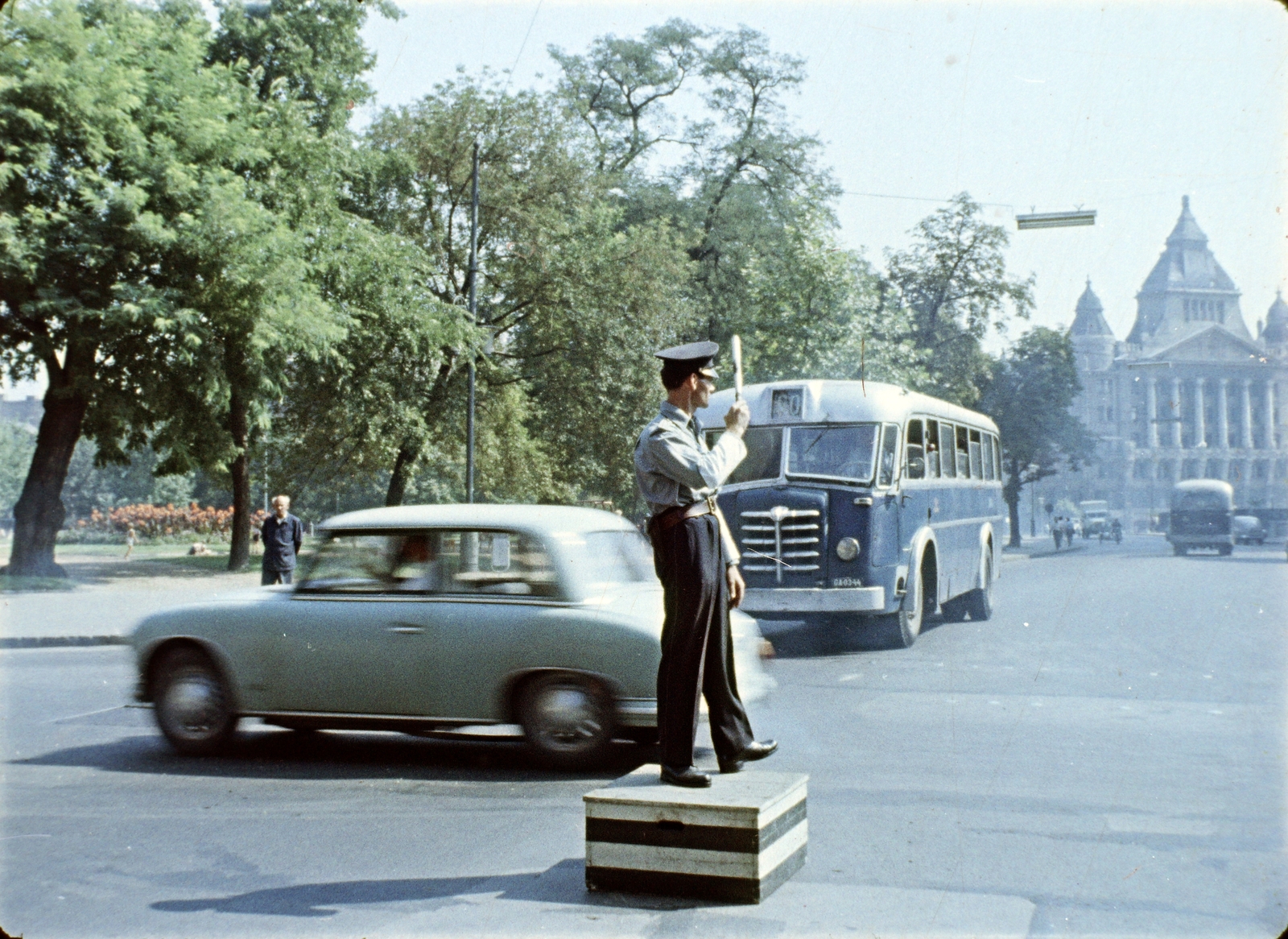 Hungary, Budapest V.,Budapest VI., Harmincad utca - Bécsi utca találkozása Erzsébet (Engels) térnél. Szemben a Deák Ferenc téren és az Anker-ház látszik. Filmkocka Az én városom című filmből, rendező Mönich László, operatőr Szabó Árpád., 1959, Szabó Gábor, colorful, Budapest, Fortepan #174829