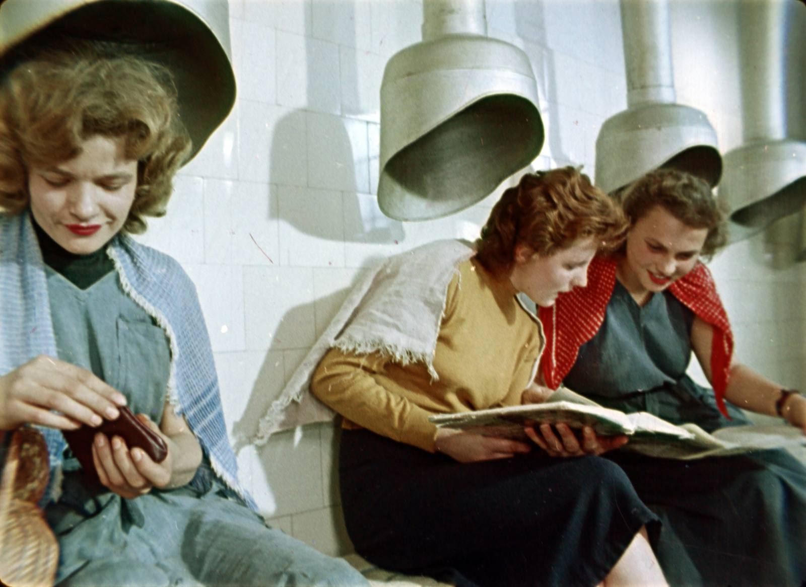 Hungary, Budapest, filmkocka Az én városom című filmből, rendező Mönich László, operatőr Szabó Árpád., 1959, Szabó Gábor, colorful, reading, hairdresser, hair dryer, Fortepan #174834