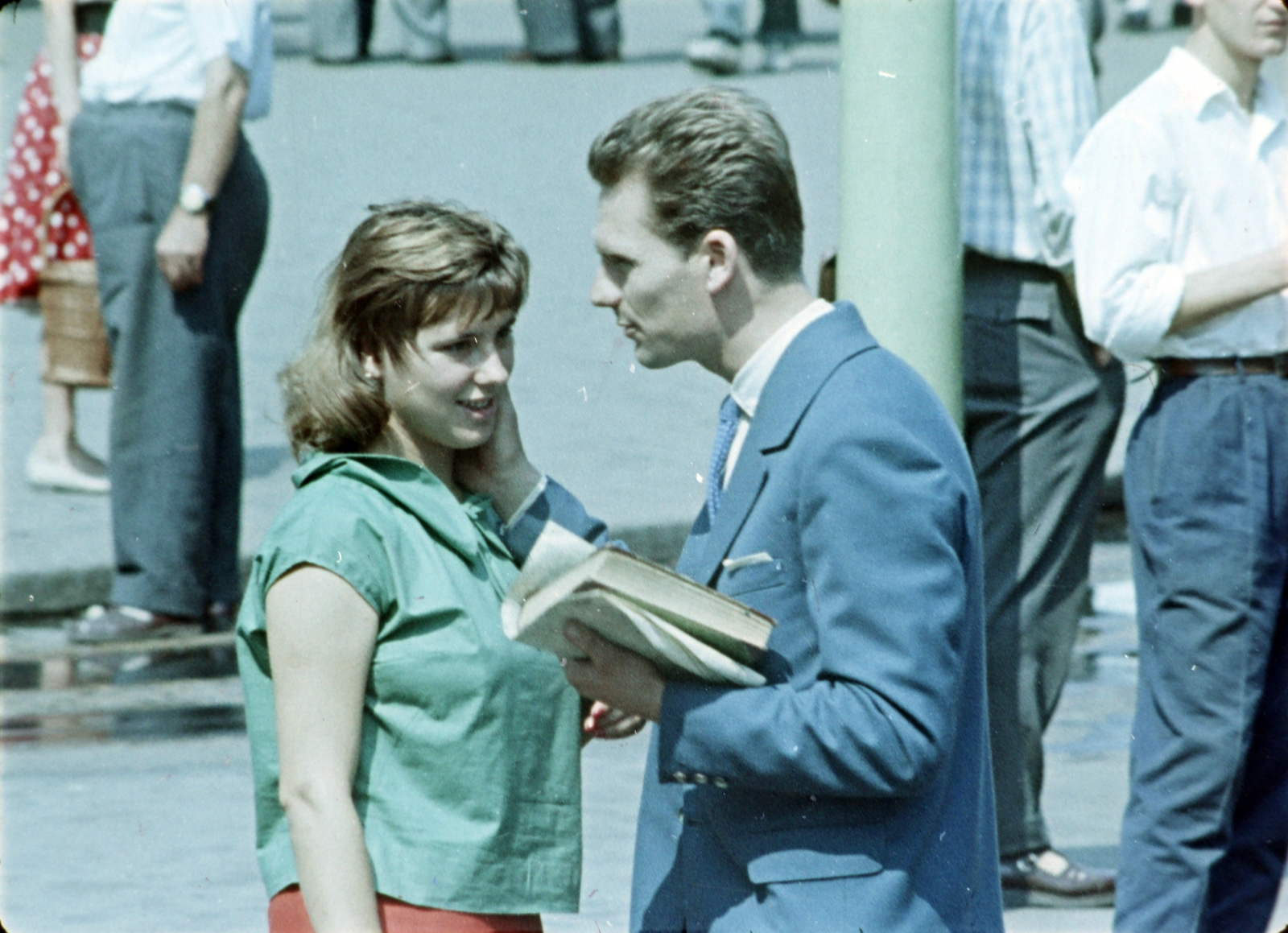 Hungary, Budapest II., Széll Kálmán (Moszkva) tér. Filmkocka Az én városom című filmből, rendező Mönich László, operatőr Szabó Árpád., 1959, Szabó Gábor, colorful, Budapest, man and woman, book, gesture, Fortepan #174836