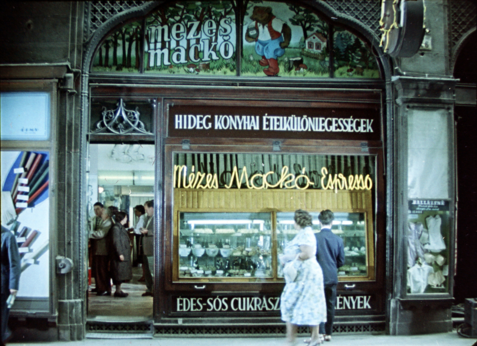 Mézes Mackó üzletportál és neonfelirat 1959-ből
