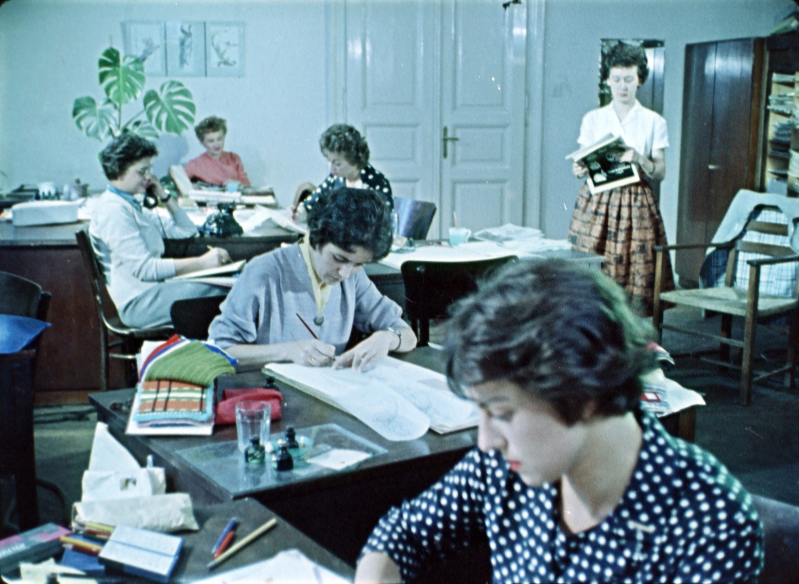 Hungary, Budapest VIII., József körút 29., a Ruhaipari Tervező Vállalat divattervezői. Filmkocka Az én városom című filmből, rendező Mönich László, operatőr Szabó Árpád., 1959, Szabó Gábor, colorful, Budapest, indoor plants, desk, philodendron, workplace, Fortepan #174839