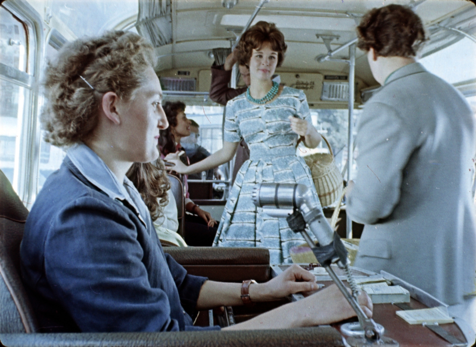 Hungary, Budapest II., Széll Kálmán (Moszkva) tér, autóbusz a végállomáson. Filmkocka Az én városom című filmből, rendező Mönich László, operatőr Szabó Árpád., 1959, Szabó Gábor, colorful, bus, microphone, conductor, Budapest, vehicle interior, extinct crafts, Fortepan #174841