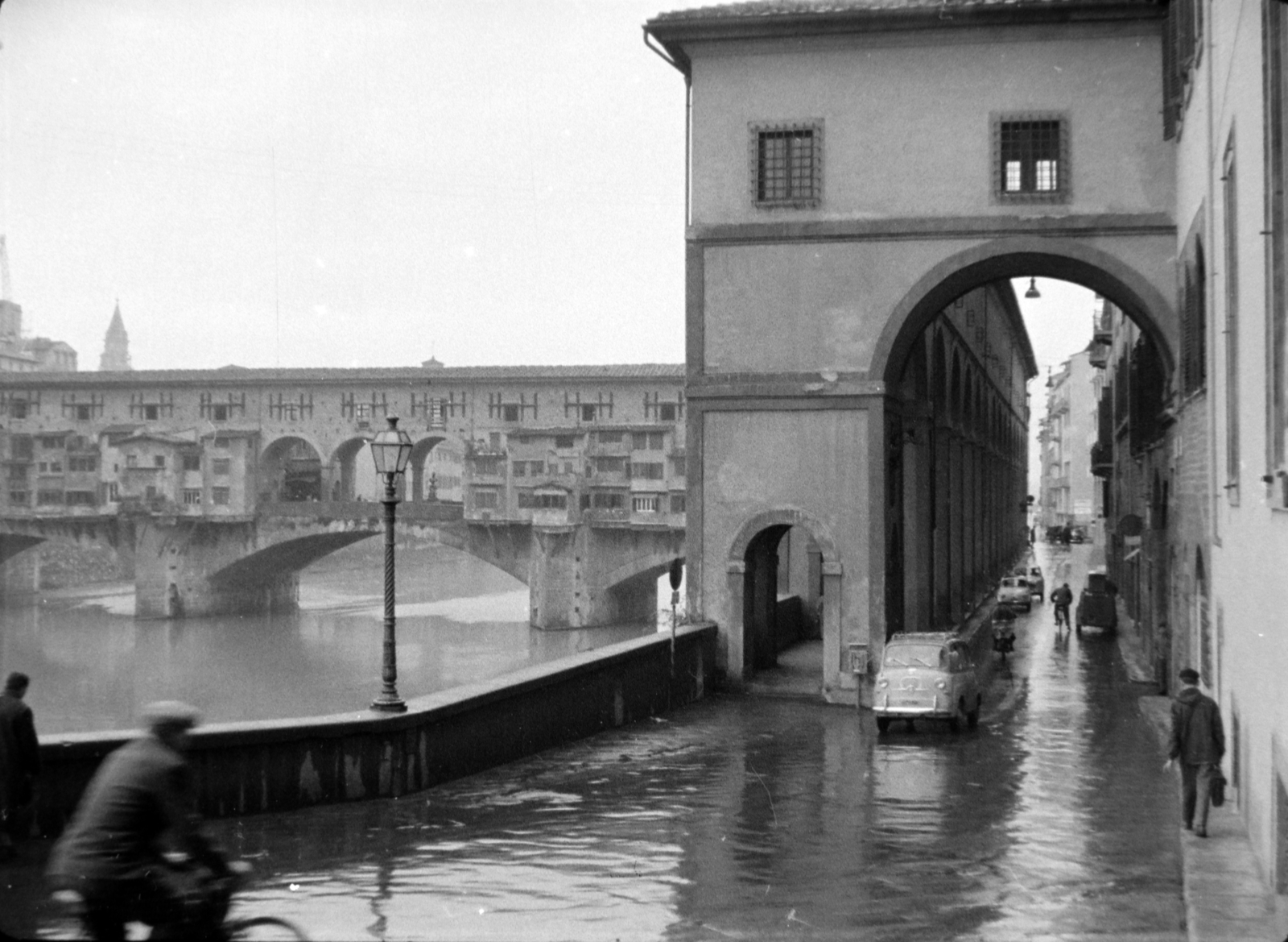 Italy, Florence, Lungarno Anna Maria Luisa de' Medici, balra a Ponte Vecchio., 1959, Szabó Gábor, Fortepan #174865