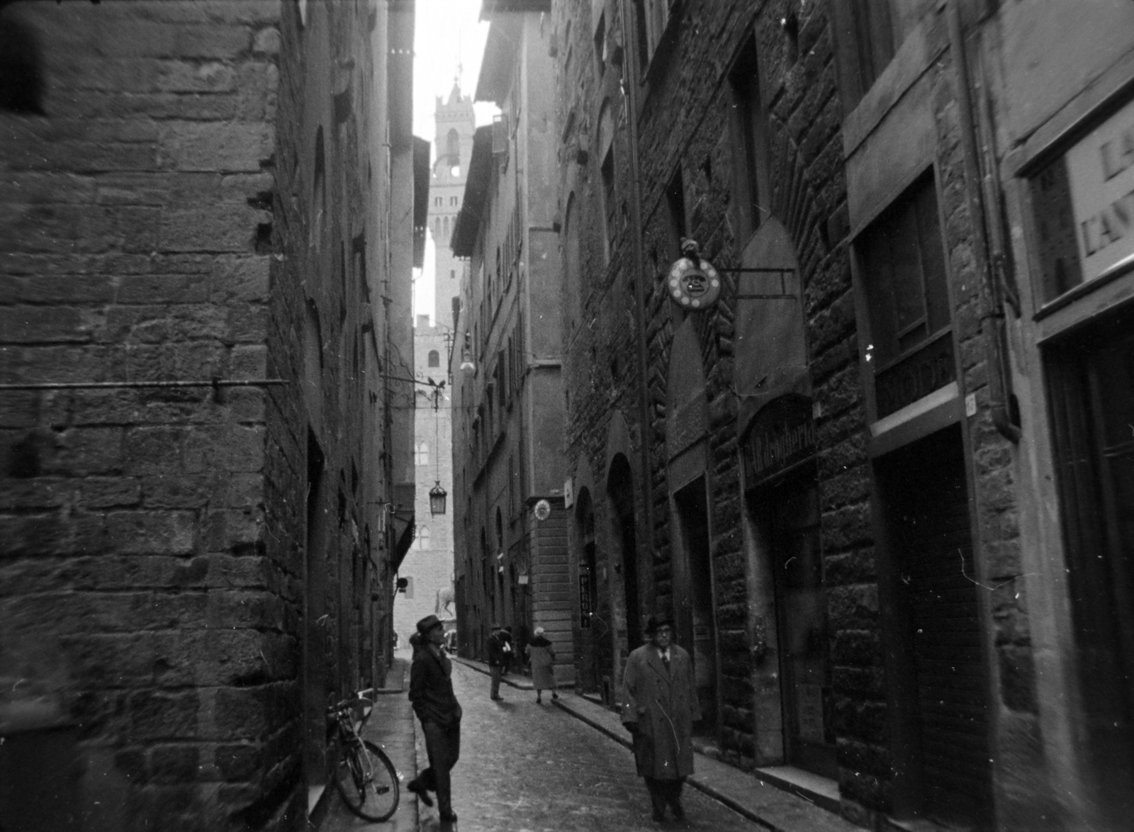 Olaszország, Firenze, Piazza de Cimatori, szemben a Via dei Cerchi. Háttérben a Piazza della Signoria-n a Palazzo Vecchio., 1959, Szabó Gábor, sikátor, Fortepan #174867