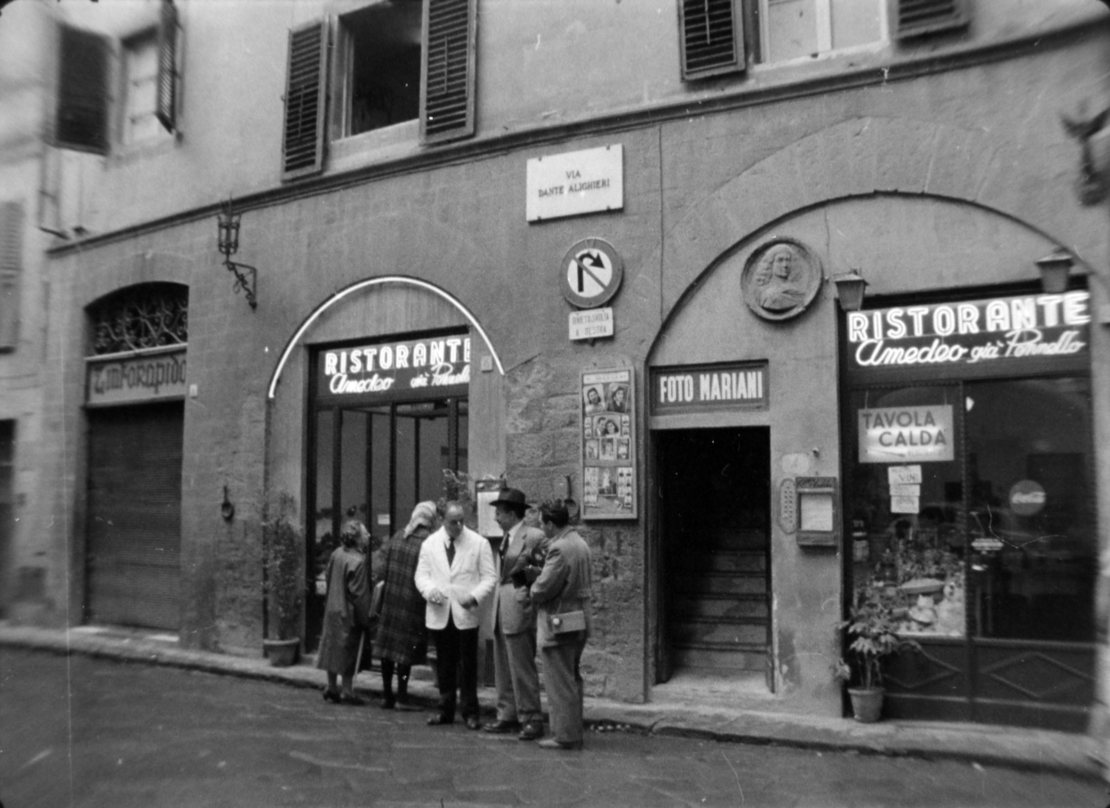 Italy, Florence, Via Dante Alighieri 4/r, középen Csőke József dokumentum- és sportfilmrendező, jobbra Fifilina József operatőr., 1959, Szabó Gábor, Fortepan #174868